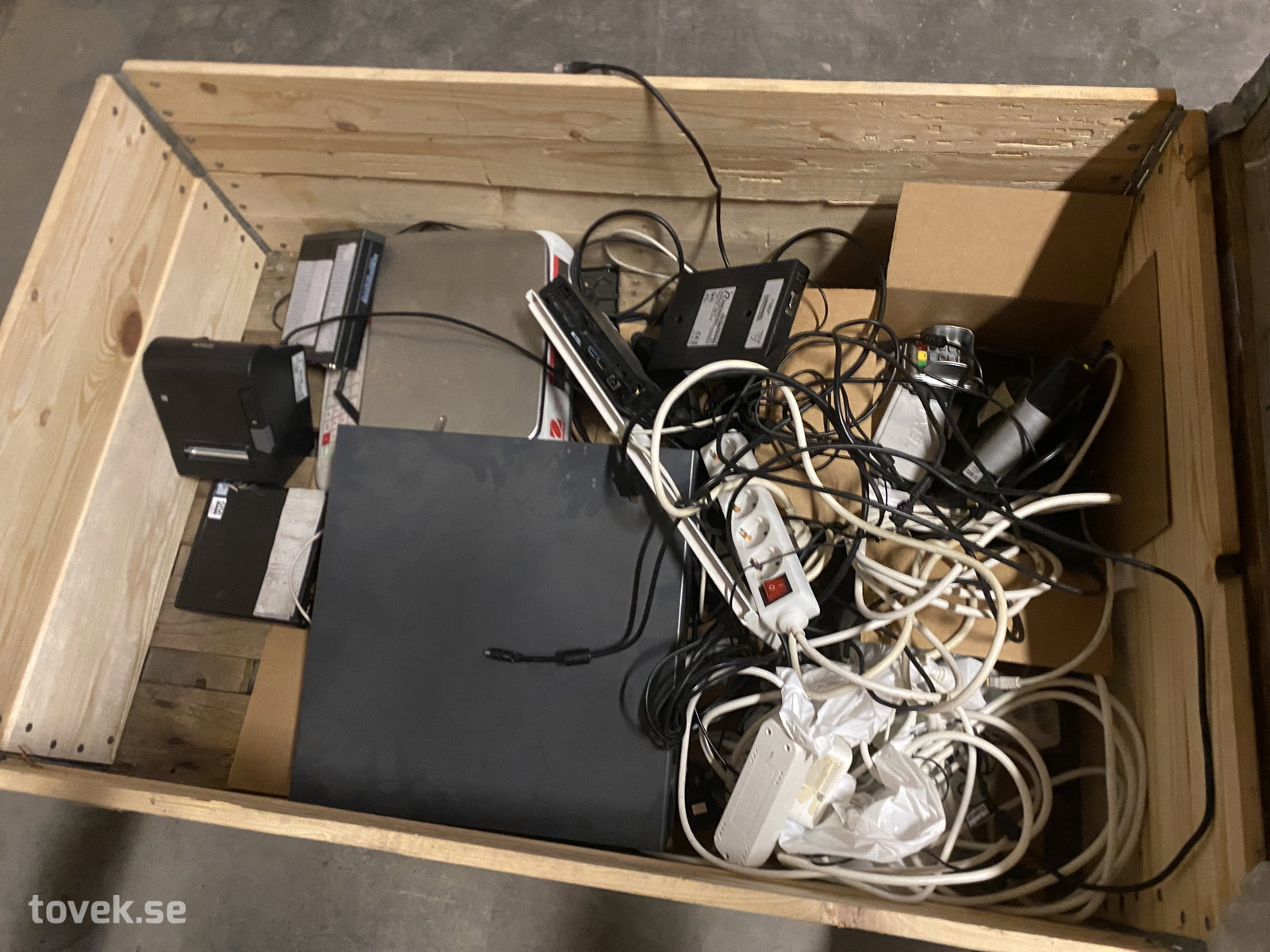 Diverse elektronik på auktion i Hillerstorp hos Toveks Auktioner