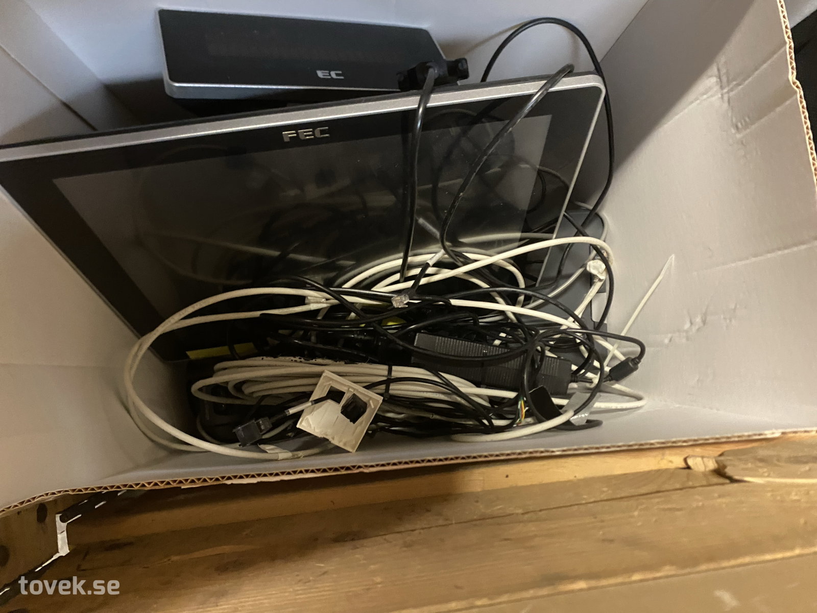 Diverse elektronik på auktion i Hillerstorp hos Toveks Auktioner