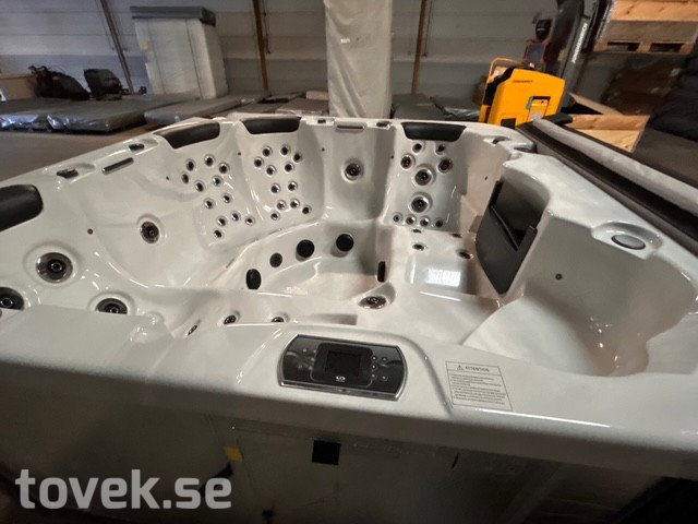 Spabad Vancouver använt demobad med tillhörande thermolock på auktion i Hillerstorp hos Toveks Auktioner