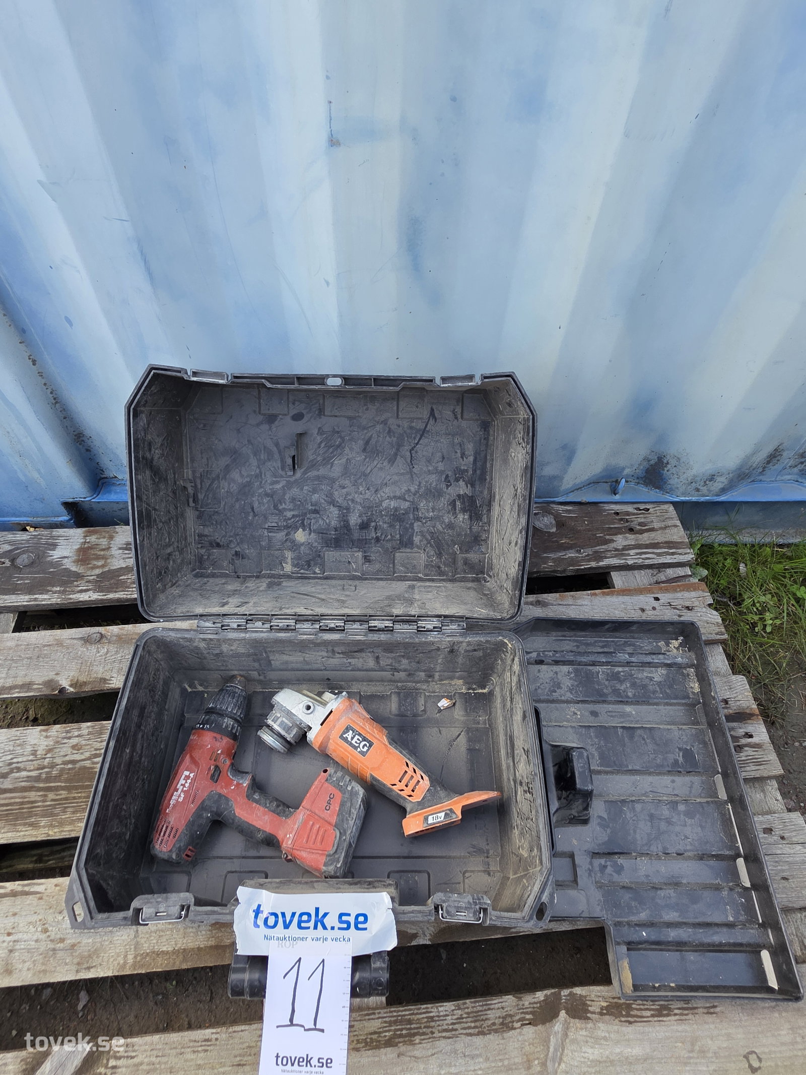 Skruvdragare & Vinkelkap Hilti / AEG inkl väska på auktion i Hammarö hos Toveks Auktioner