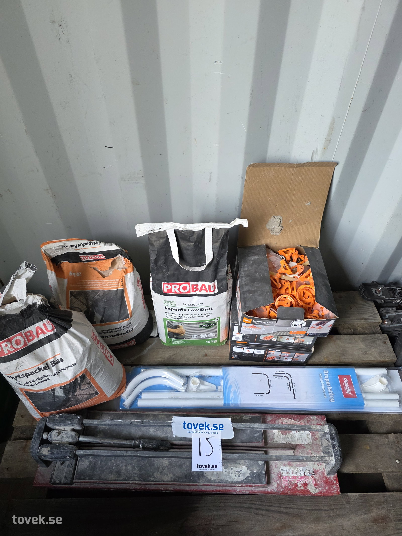 Diverse förbrukningsmaterial + kakelkap + draperistång på auktion i Hammarö hos Toveks Auktioner