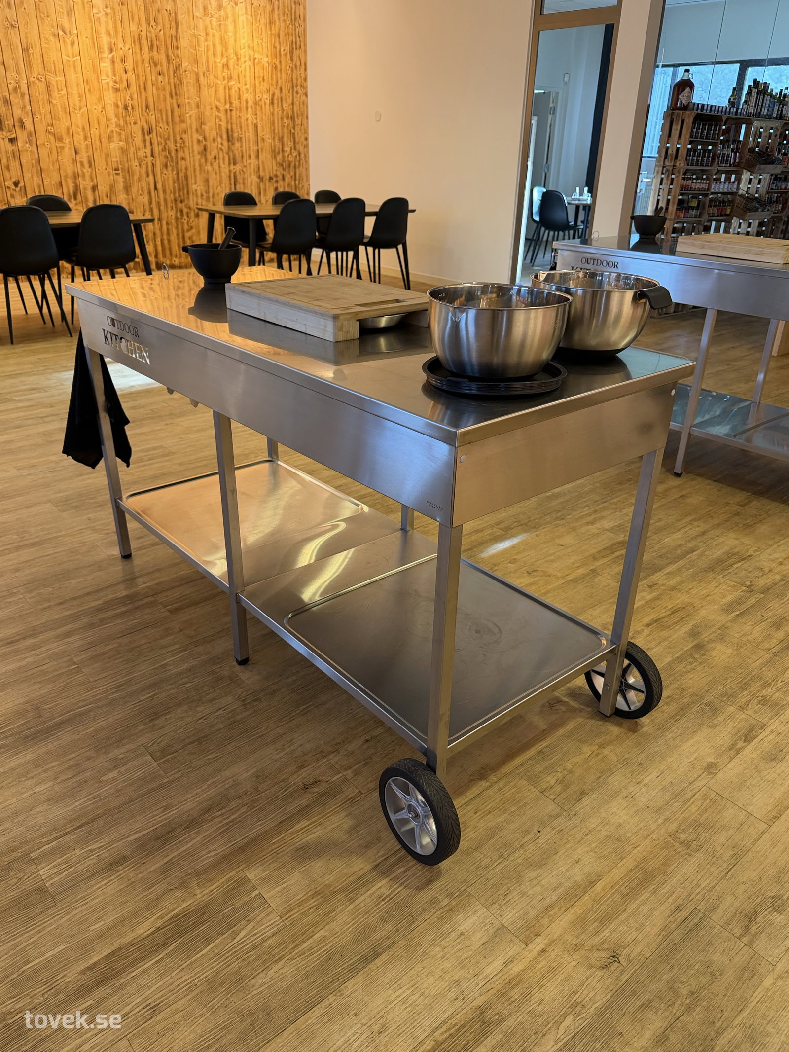 Mobil uteköks-/arbetsstation Outdoor Kitchen i rostfritt stål på auktion i Helsingborg hos Toveks Auktioner