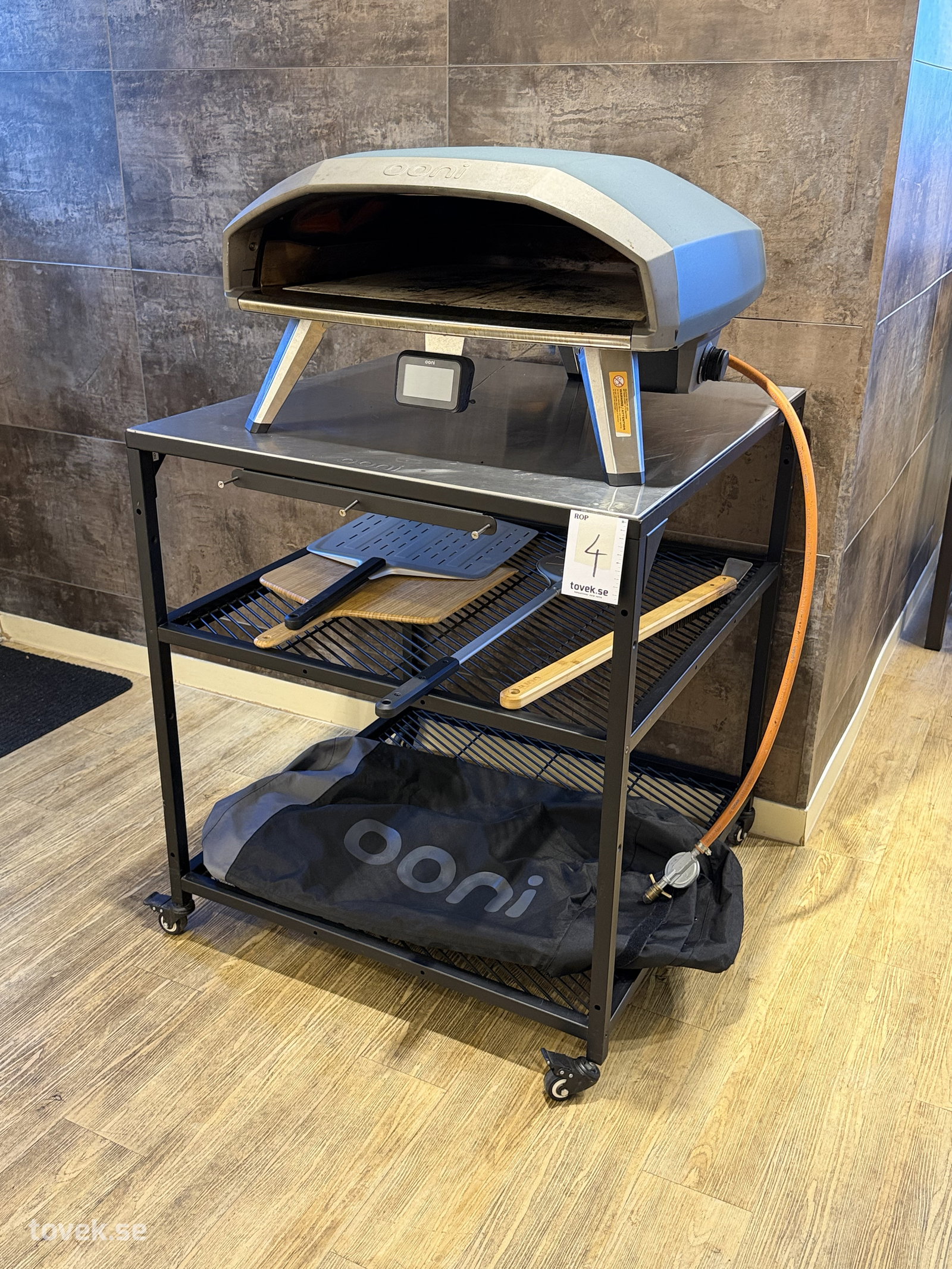 Pizzaugn Ooni inkl. rullbord och redskap på auktion i Helsingborg hos Toveks Auktioner