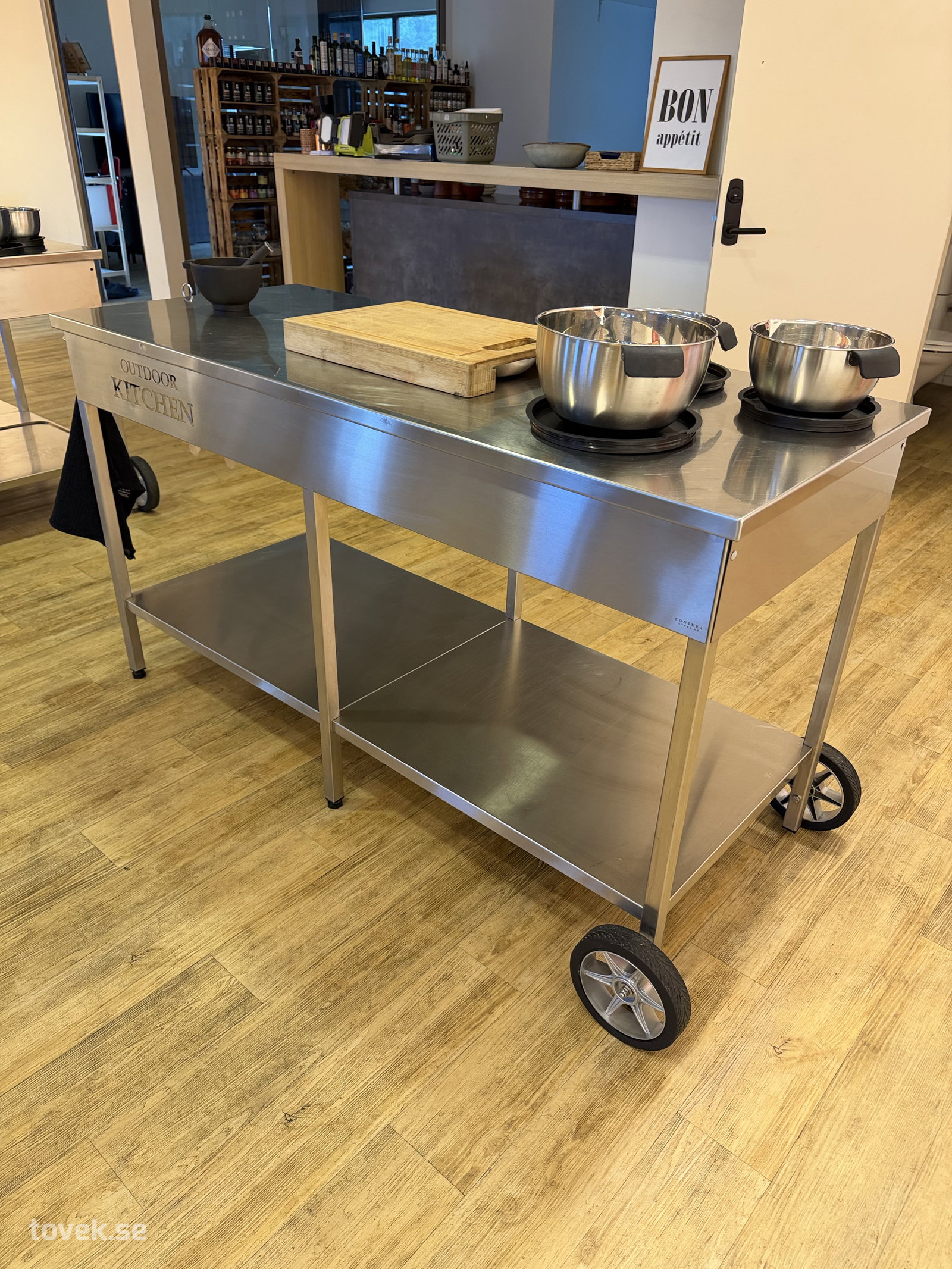 Mobil uteköks-/arbetsstation Outdoor Kitchen i rostfritt stål på auktion i Helsingborg hos Toveks Auktioner