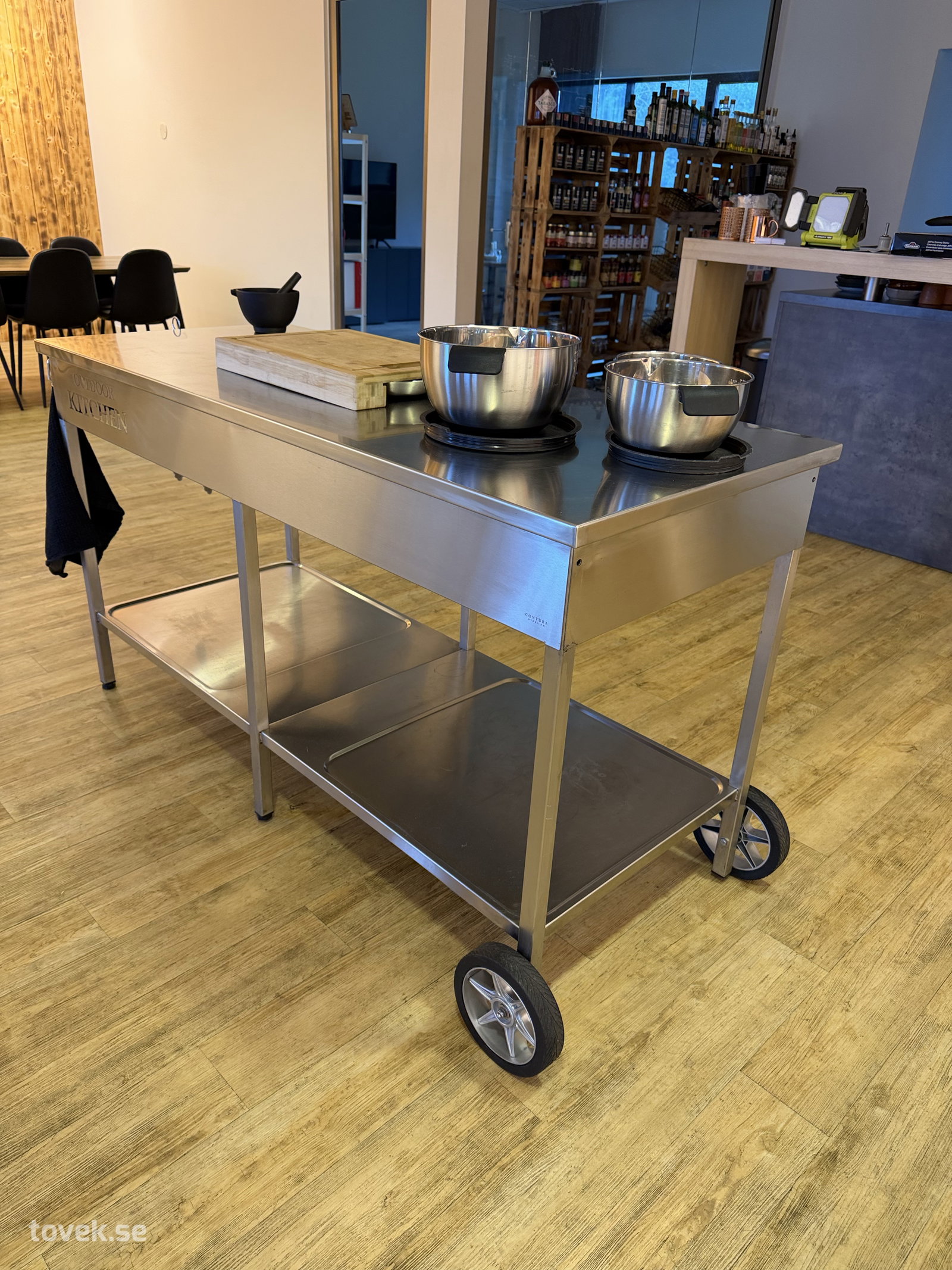 Mobil uteköks-/arbetsstation Outdoor Kitchen i rostfritt stål på auktion i Helsingborg hos Toveks Auktioner