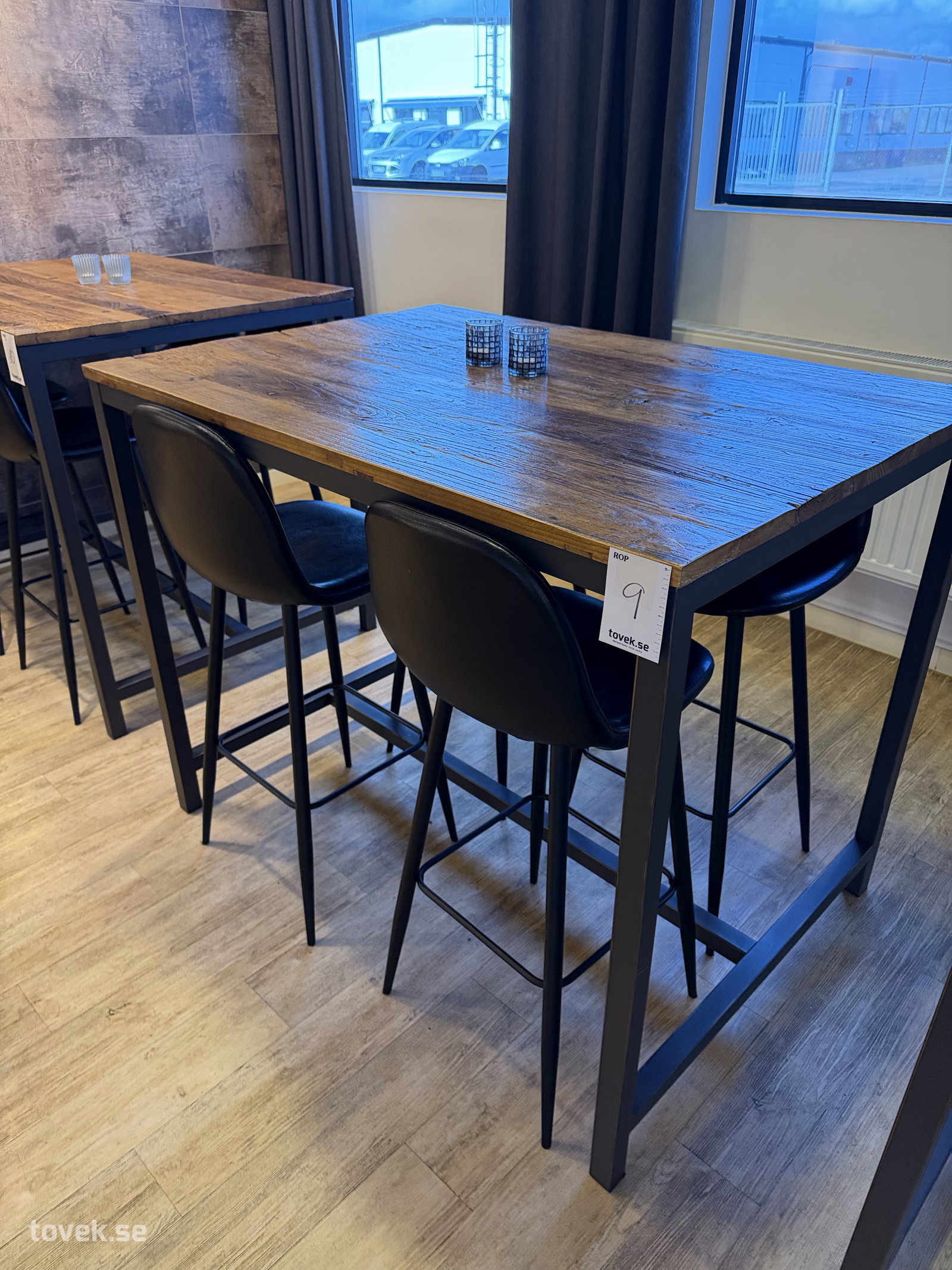 Bord och 4 st barstolar (bord 130x90) på auktion i Helsingborg hos Toveks Auktioner