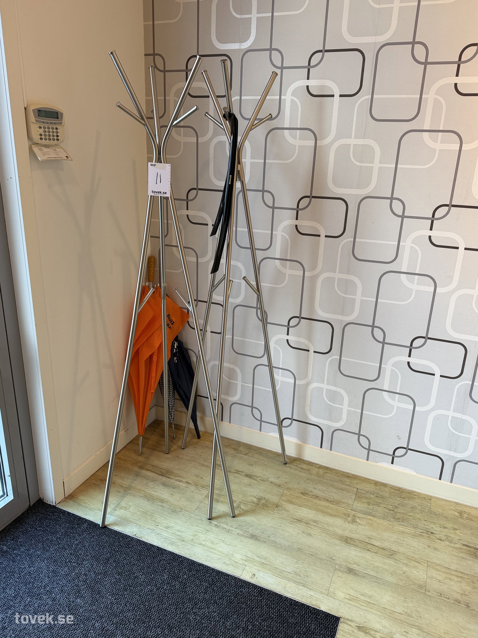 Klädhängare m.m. på auktion i Helsingborg hos Toveks Auktioner