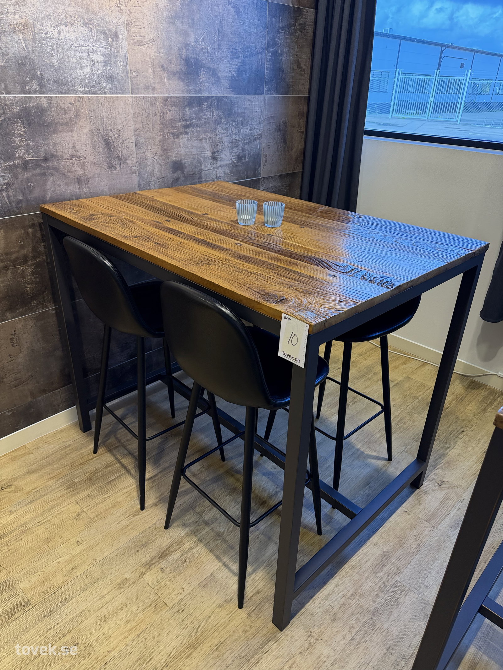 Bord och 4 st barstolar (bord 130x90) på auktion i Helsingborg hos Toveks Auktioner