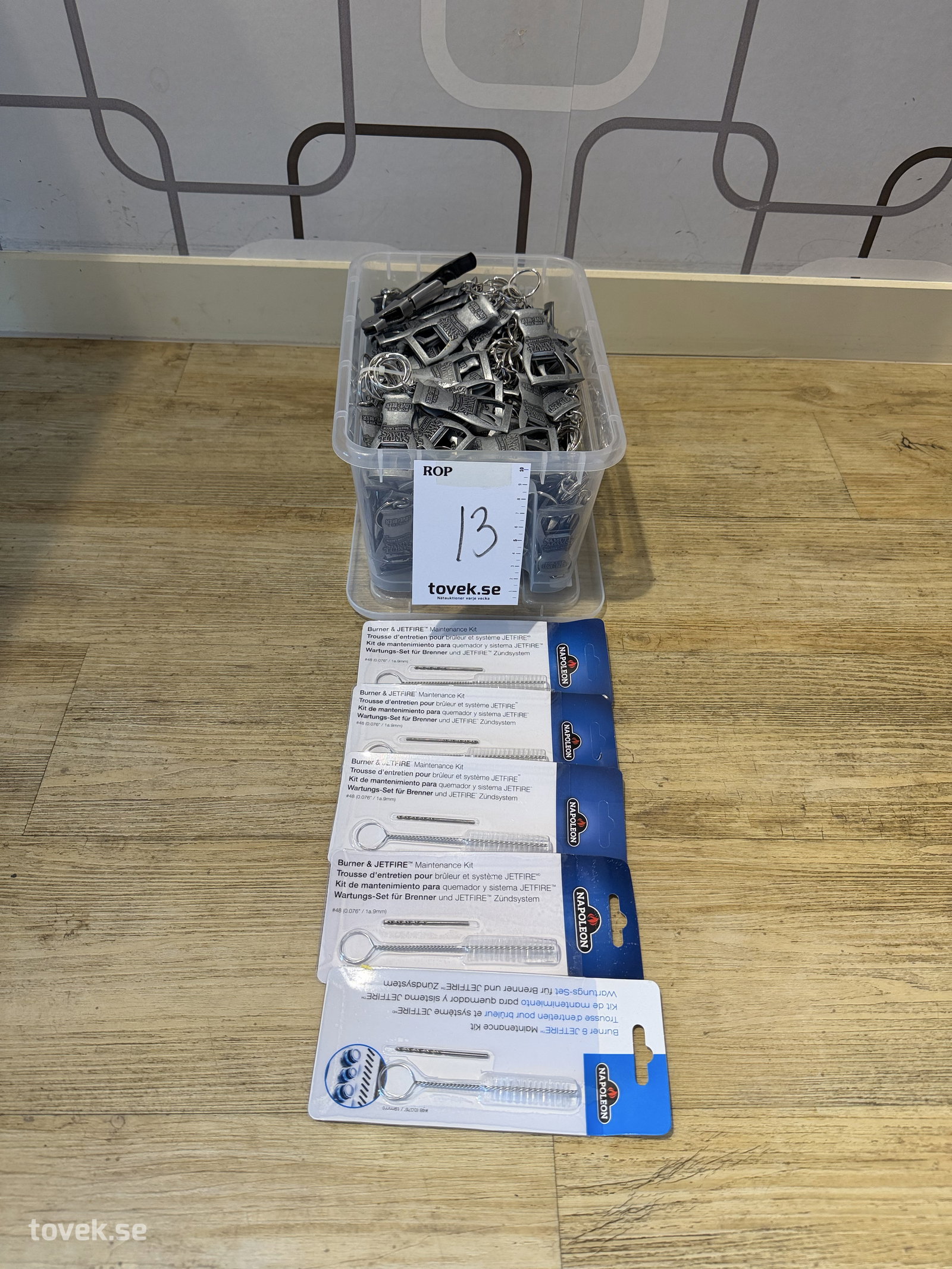 Kapsylöppnare i mängder m.m. på auktion i Helsingborg hos Toveks Auktioner