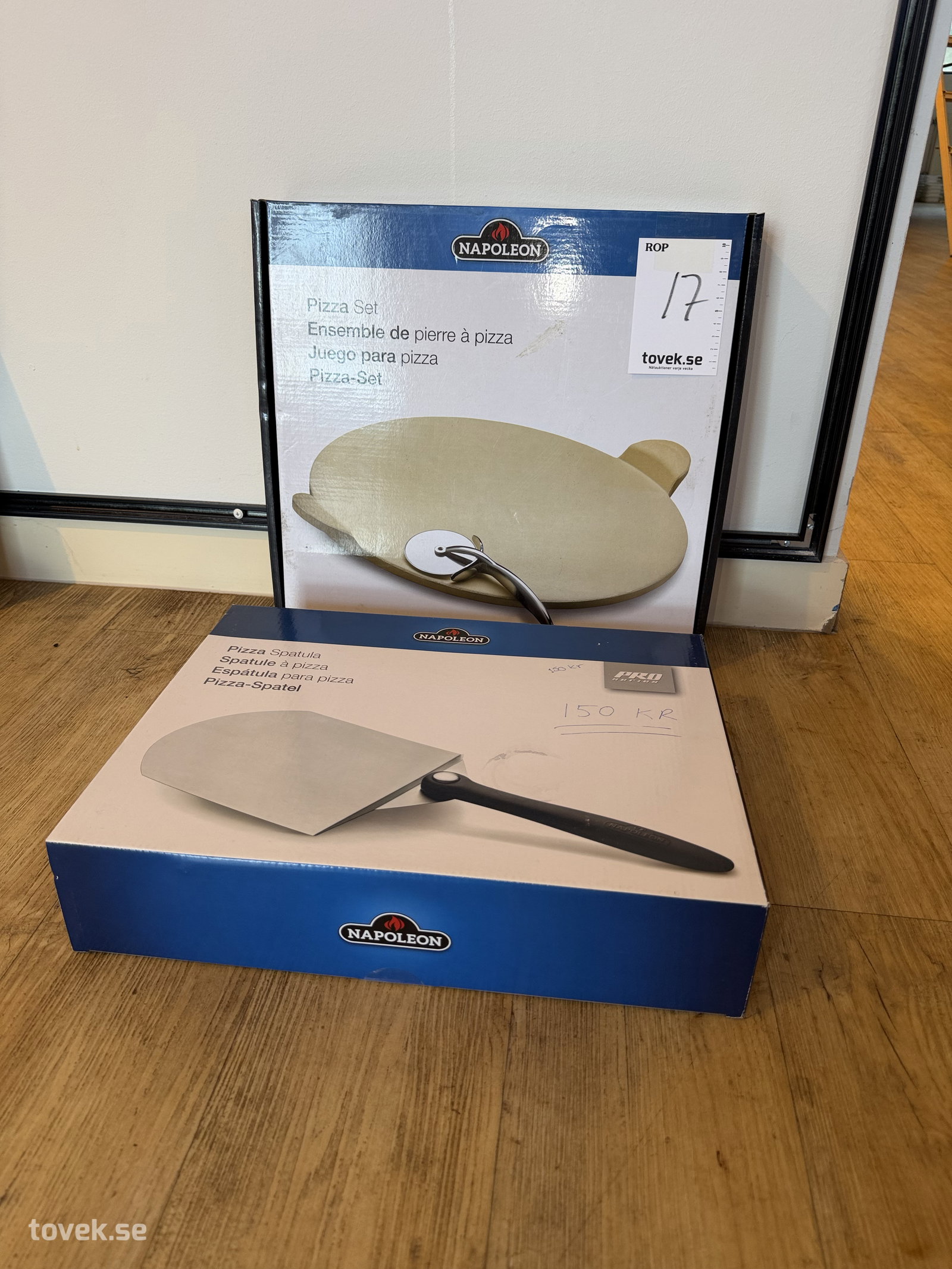 Pizza set Napoleon på auktion i Helsingborg hos Toveks Auktioner