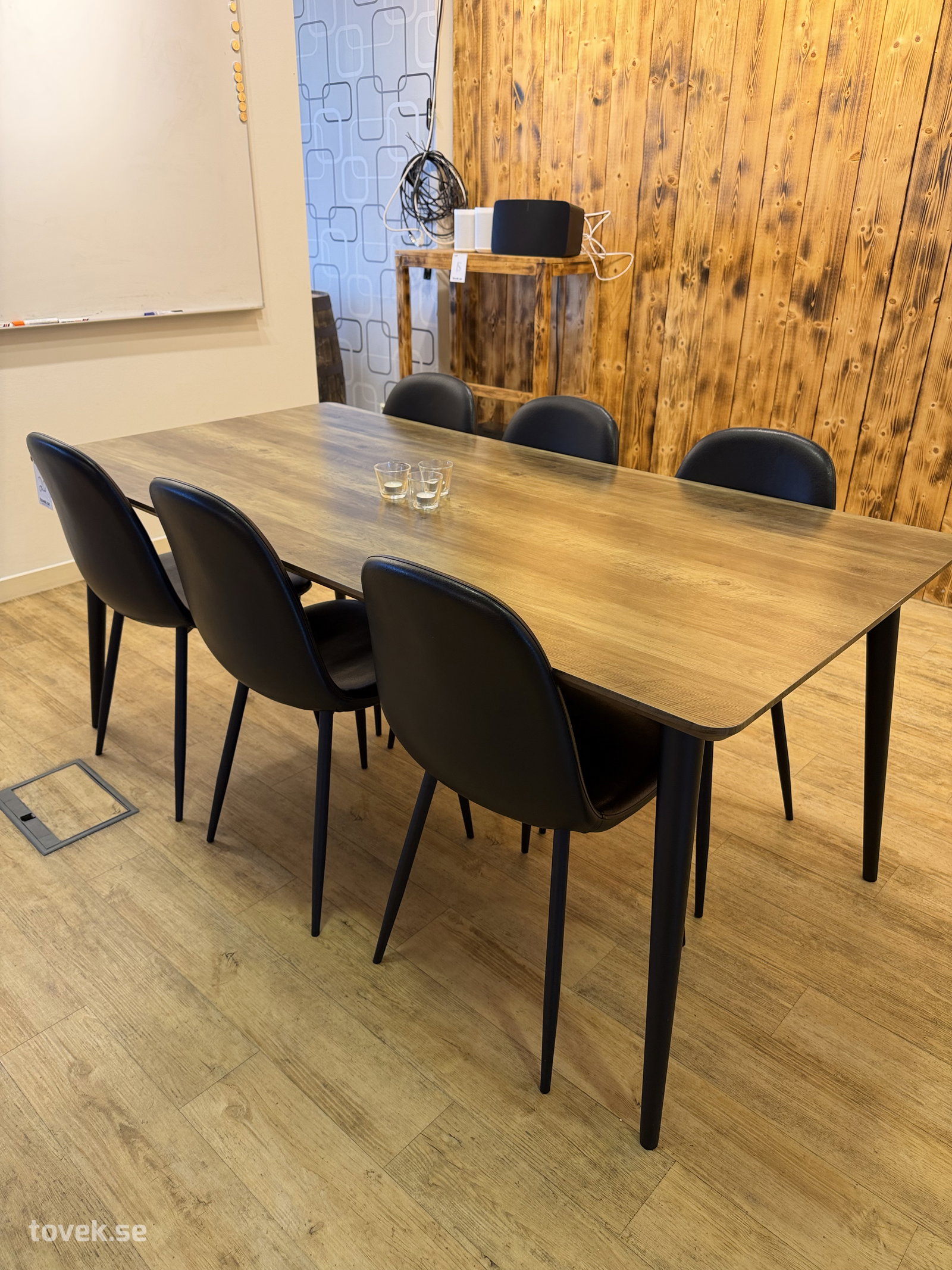 Matbord och 6 st stolar på auktion i Helsingborg hos Toveks Auktioner