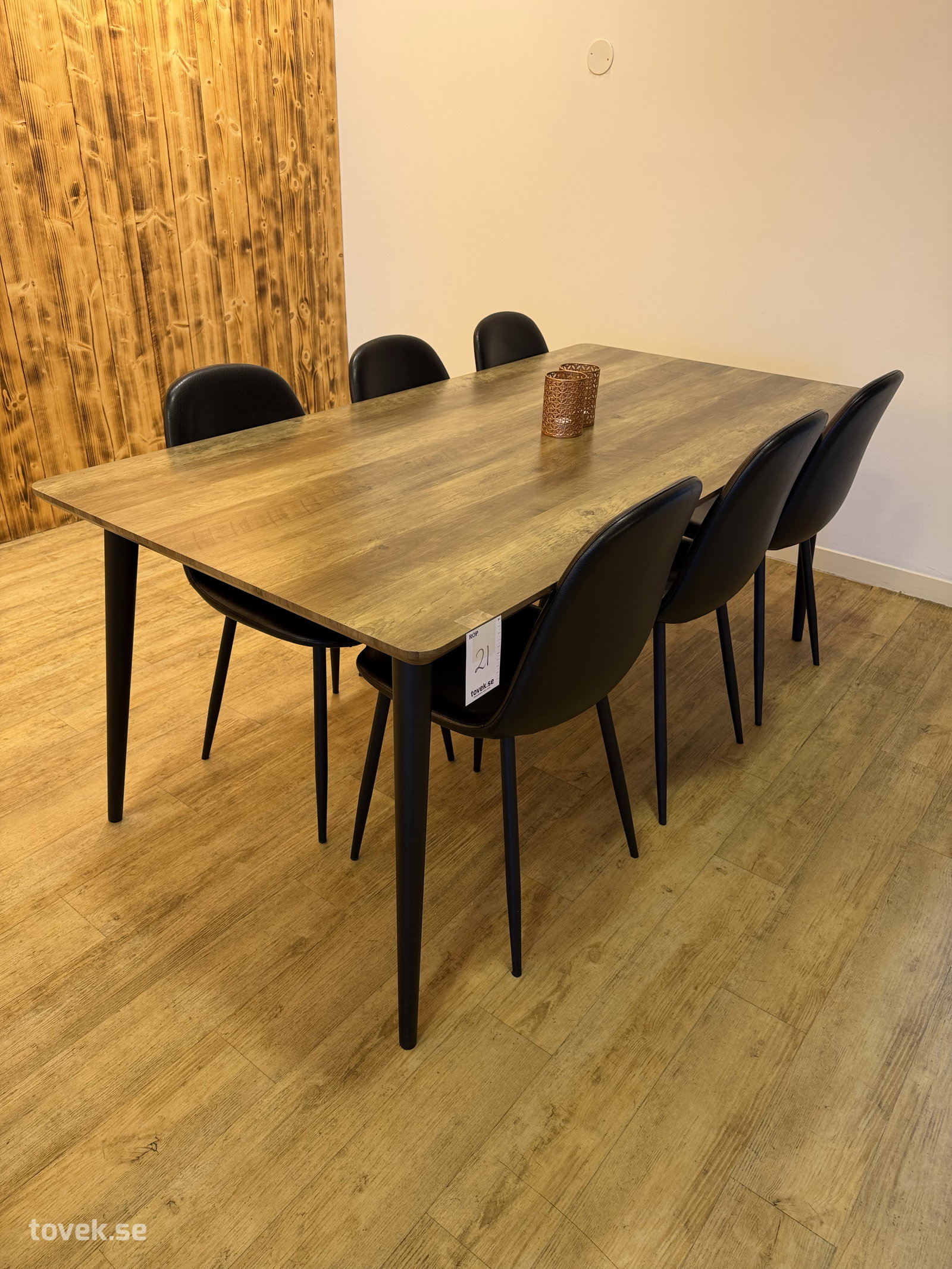 Matbord och 6 st stolar på auktion i Helsingborg hos Toveks Auktioner