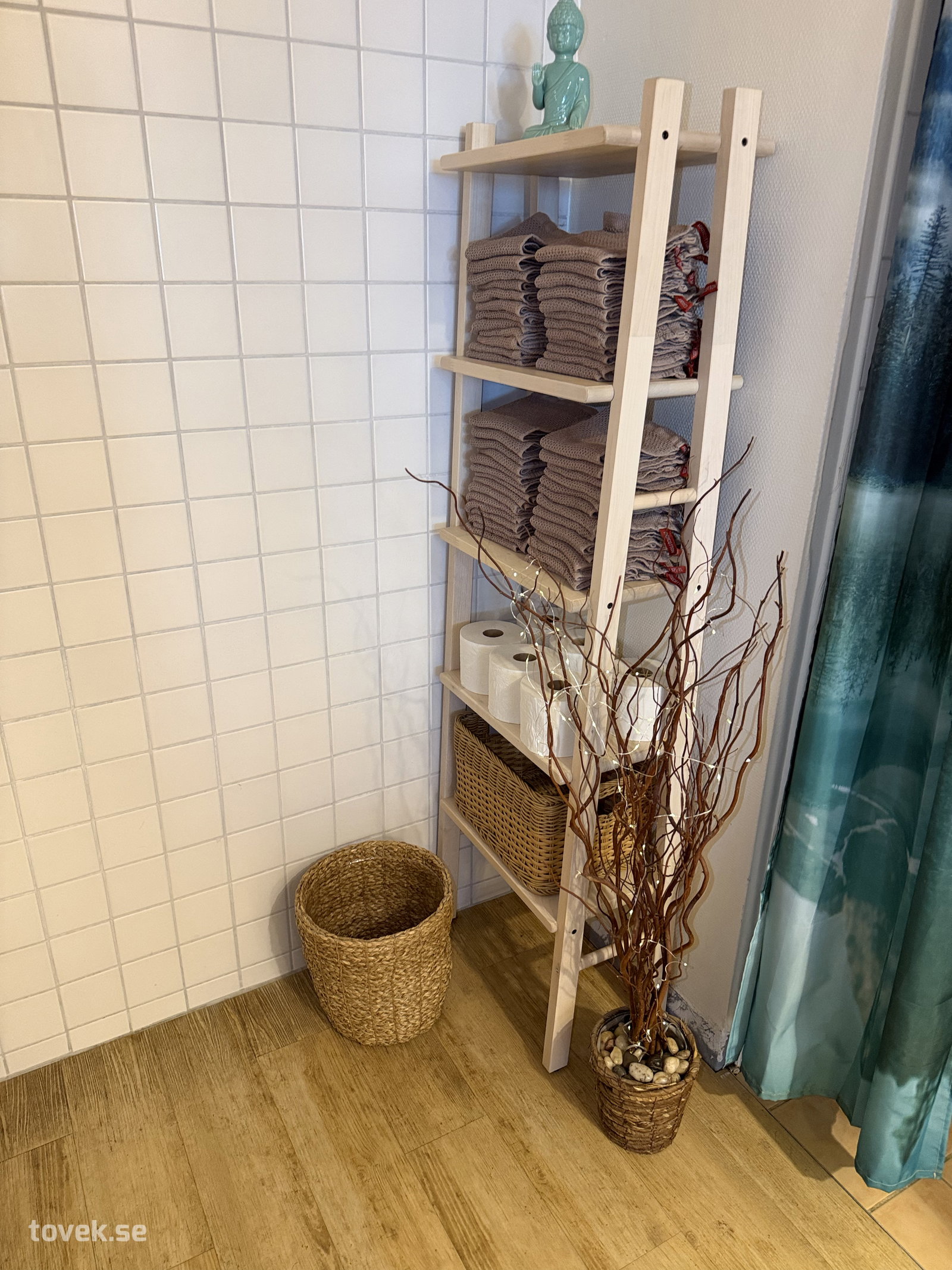 Hylla, handdukar, m.m. på auktion i Helsingborg hos Toveks Auktioner