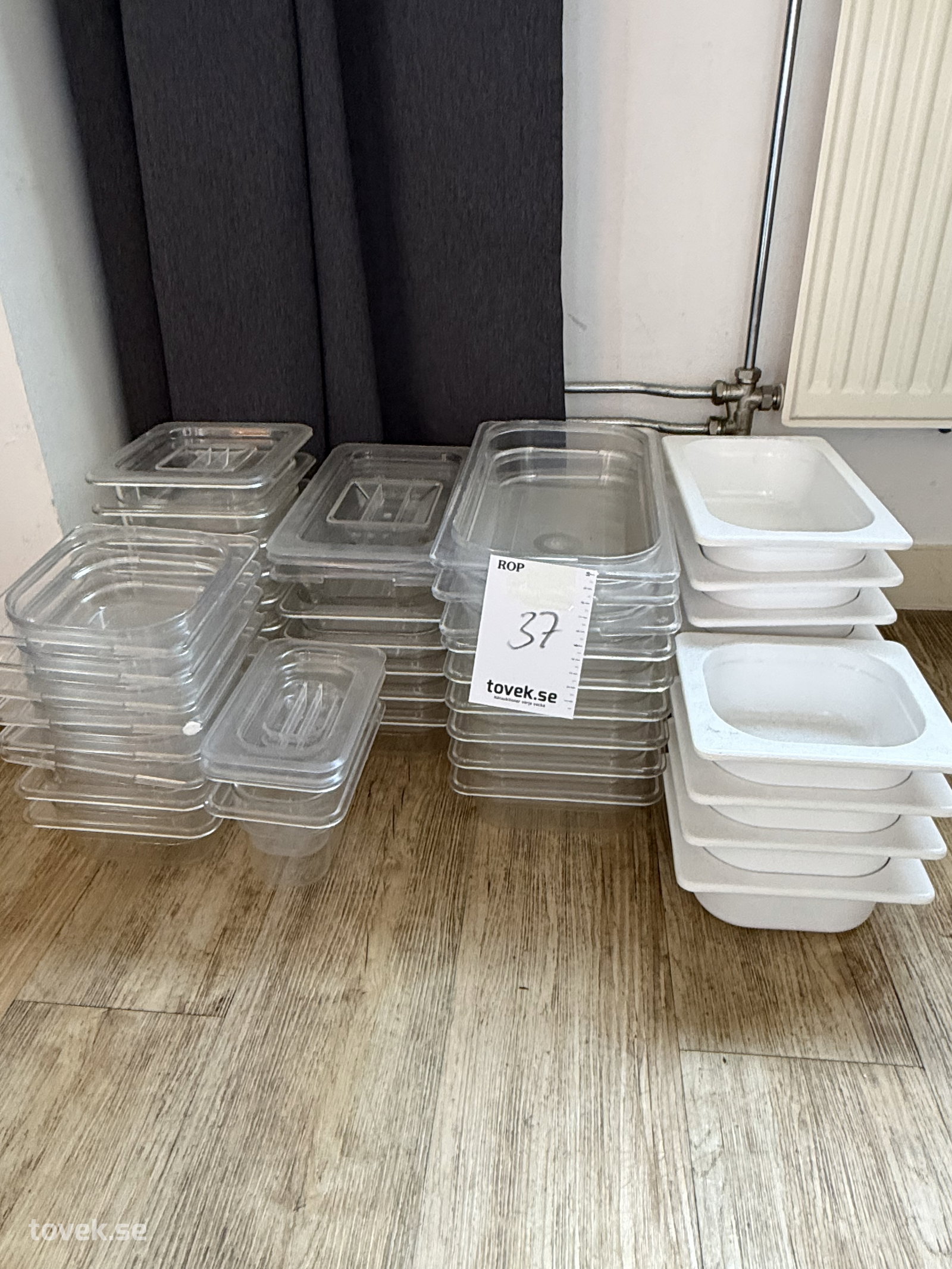 Plastkantiner på auktion i Helsingborg hos Toveks Auktioner