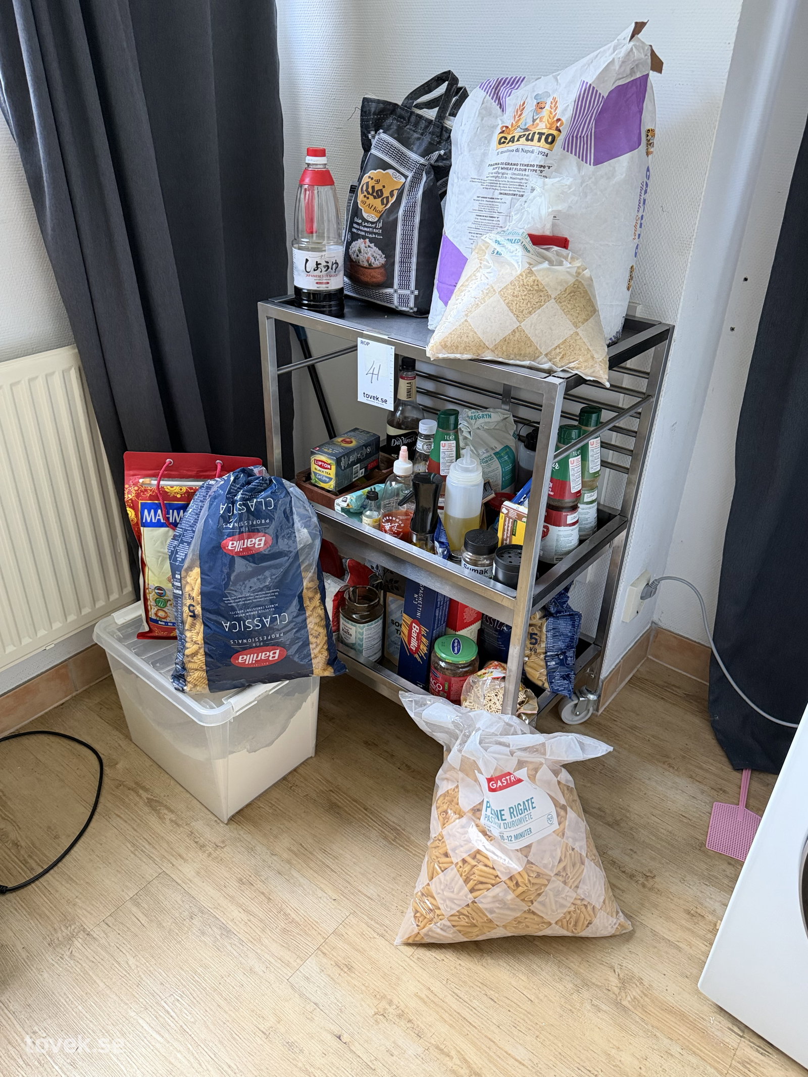 Pasta, ris, kryddor, m.m., (hylla ingår inte) på auktion i Helsingborg hos Toveks Auktioner