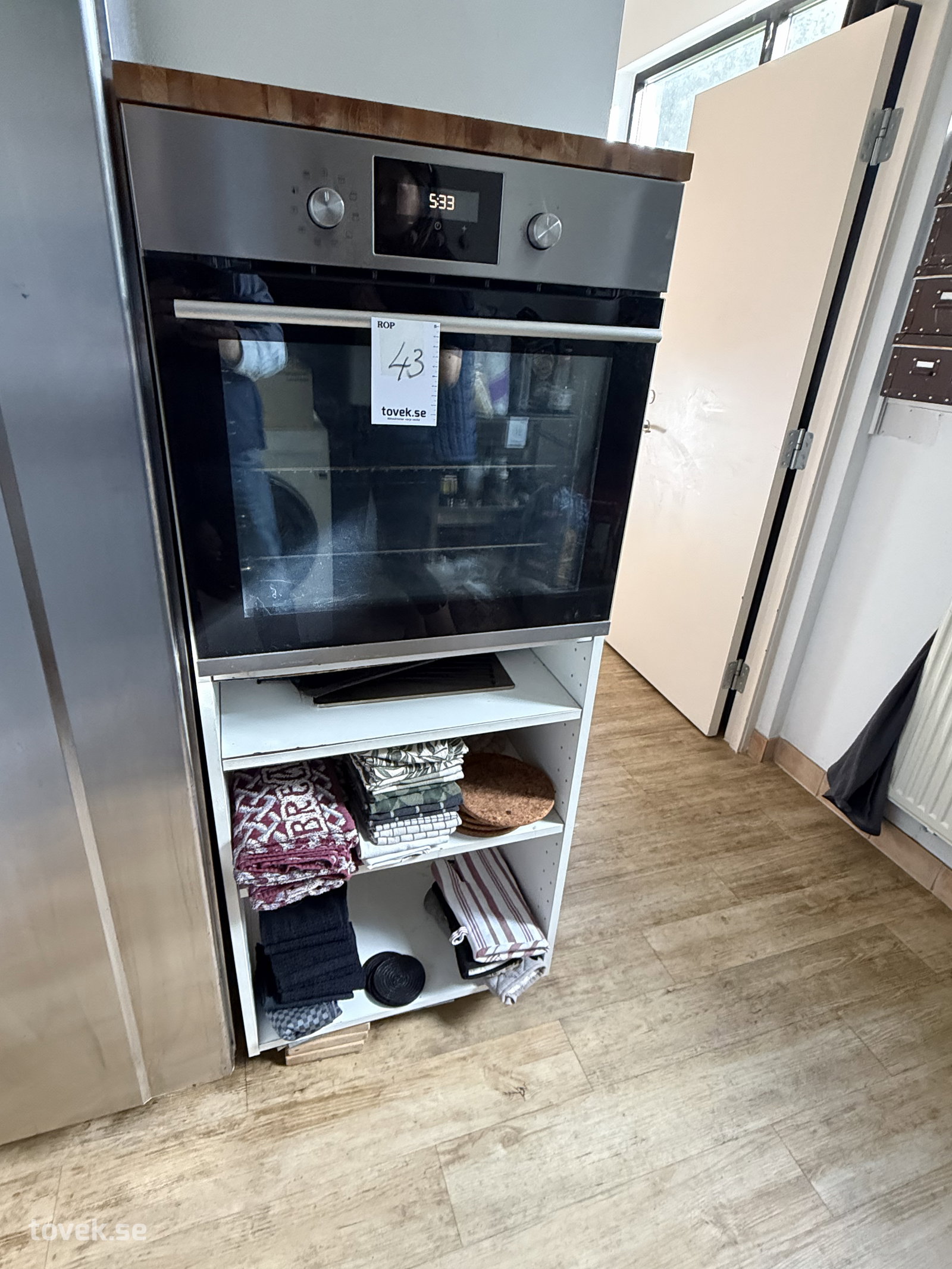Ugn inkl. hylla och innehåll på auktion i Helsingborg hos Toveks Auktioner