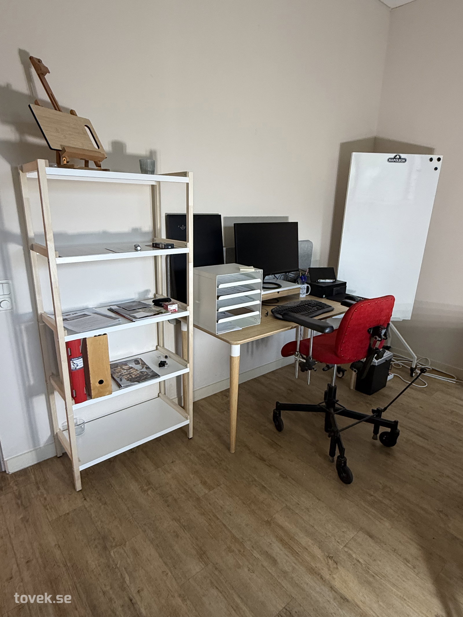 Skrivbord x2, data, padda, whiteboard, m.m. på auktion i Helsingborg hos Toveks Auktioner