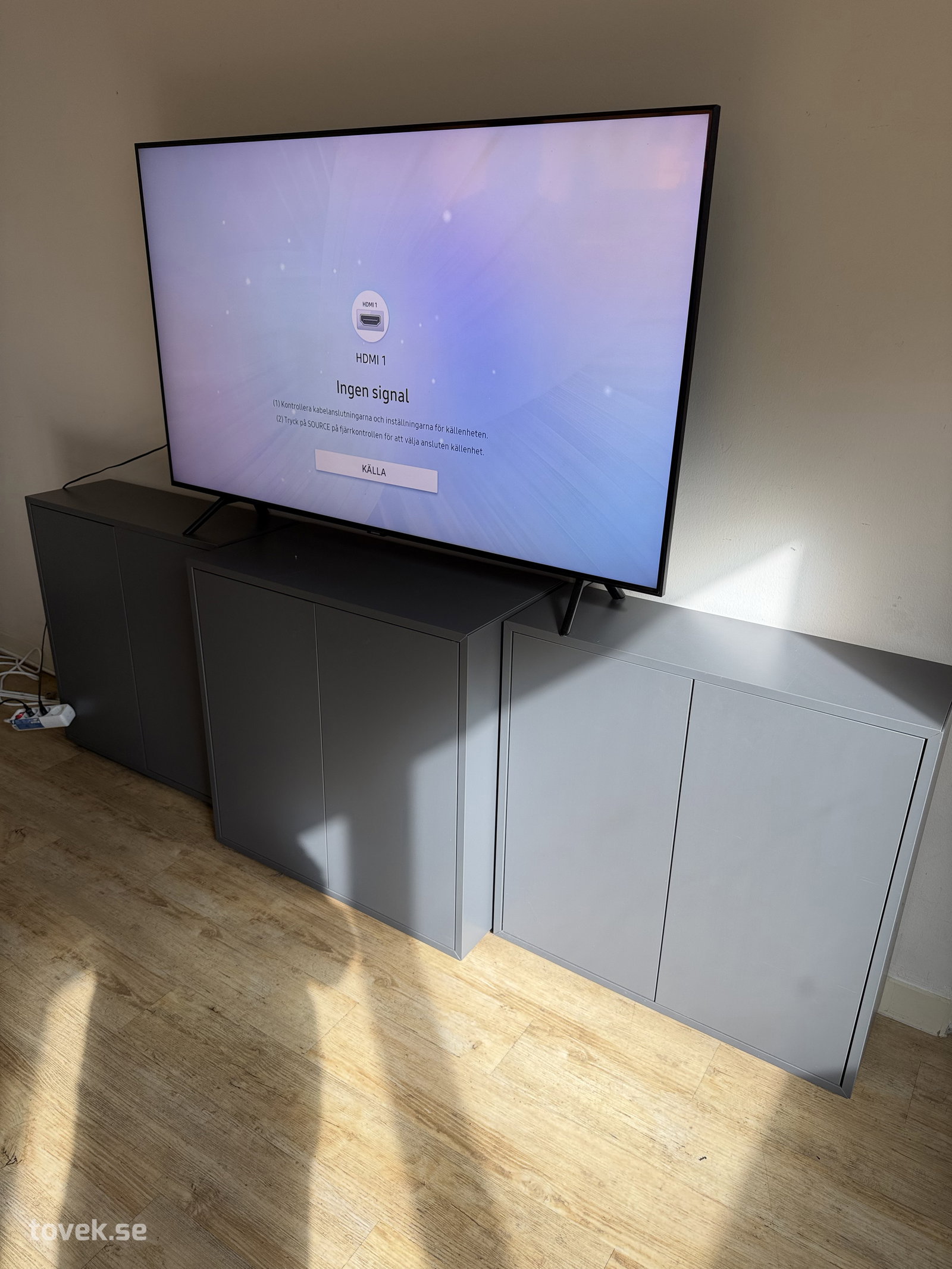 TV Samsung 55” inkl. skåp m.m. på auktion i Helsingborg hos Toveks Auktioner