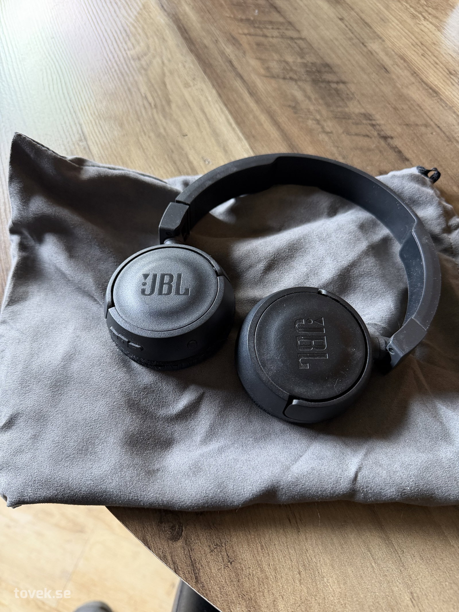 Trådlösa hörlurar JBL på auktion i Helsingborg hos Toveks Auktioner