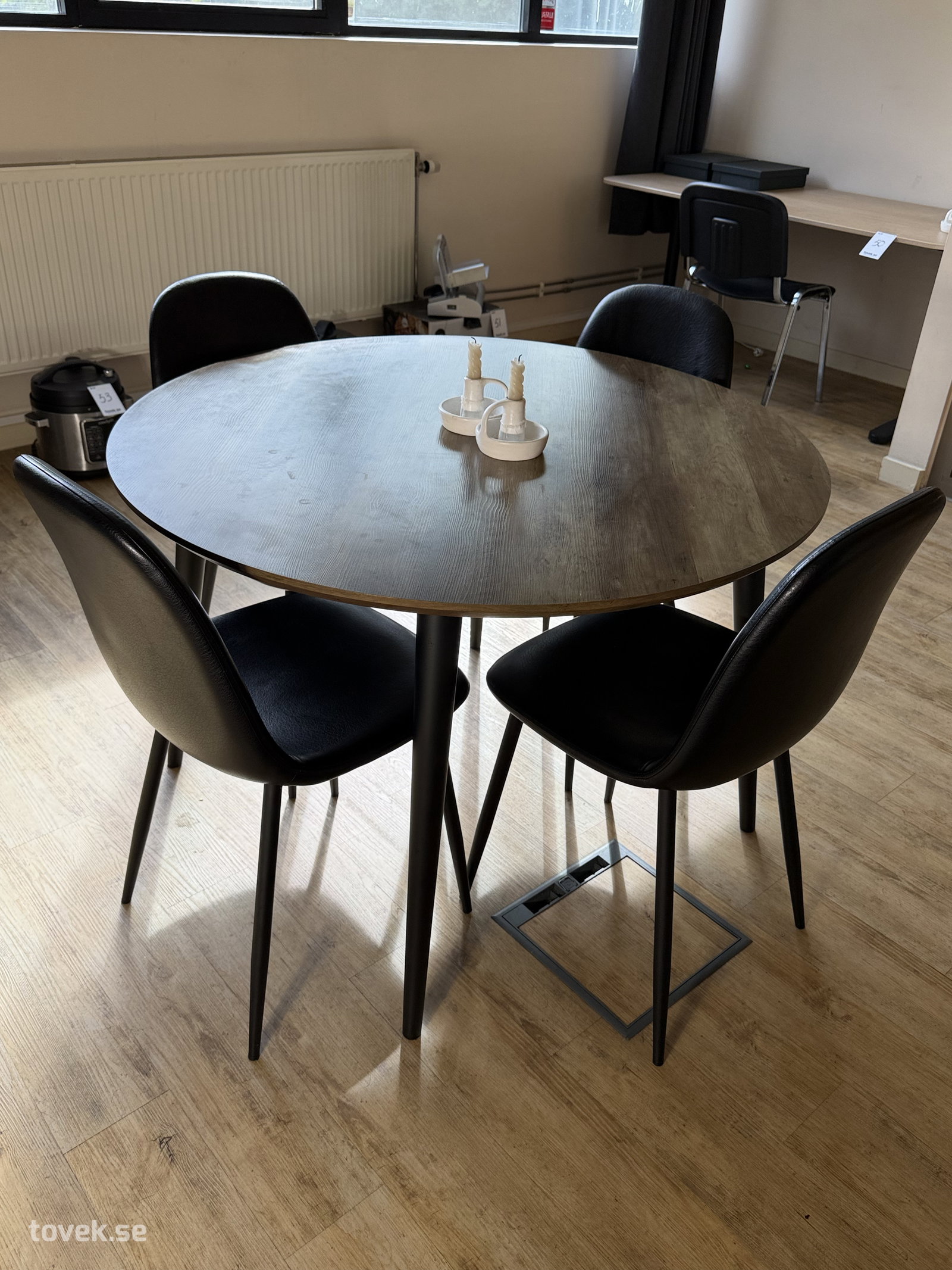 Bord och 4 st stolar på auktion i Helsingborg hos Toveks Auktioner