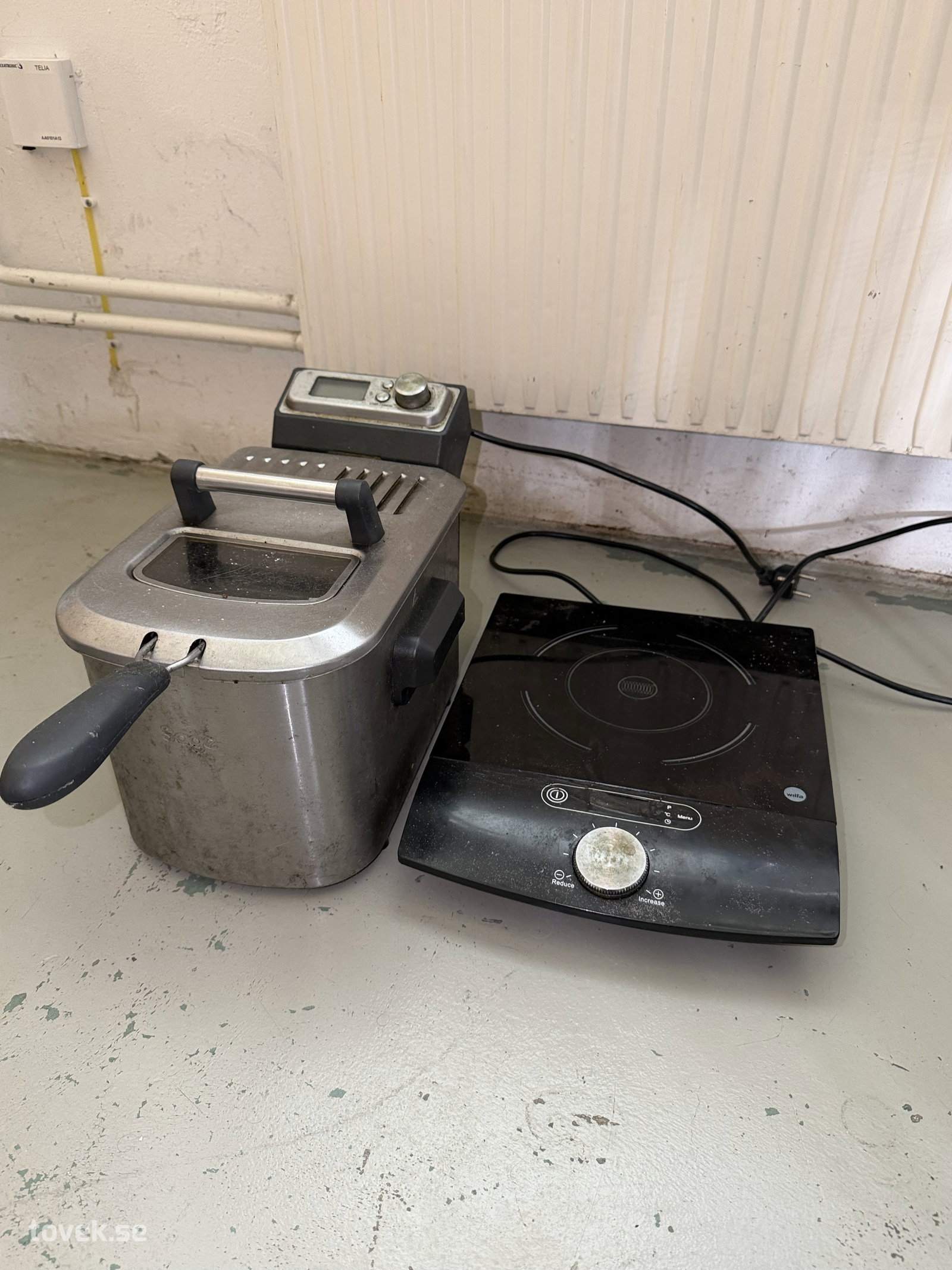 Kokplatta och fritös på auktion i Helsingborg hos Toveks Auktioner