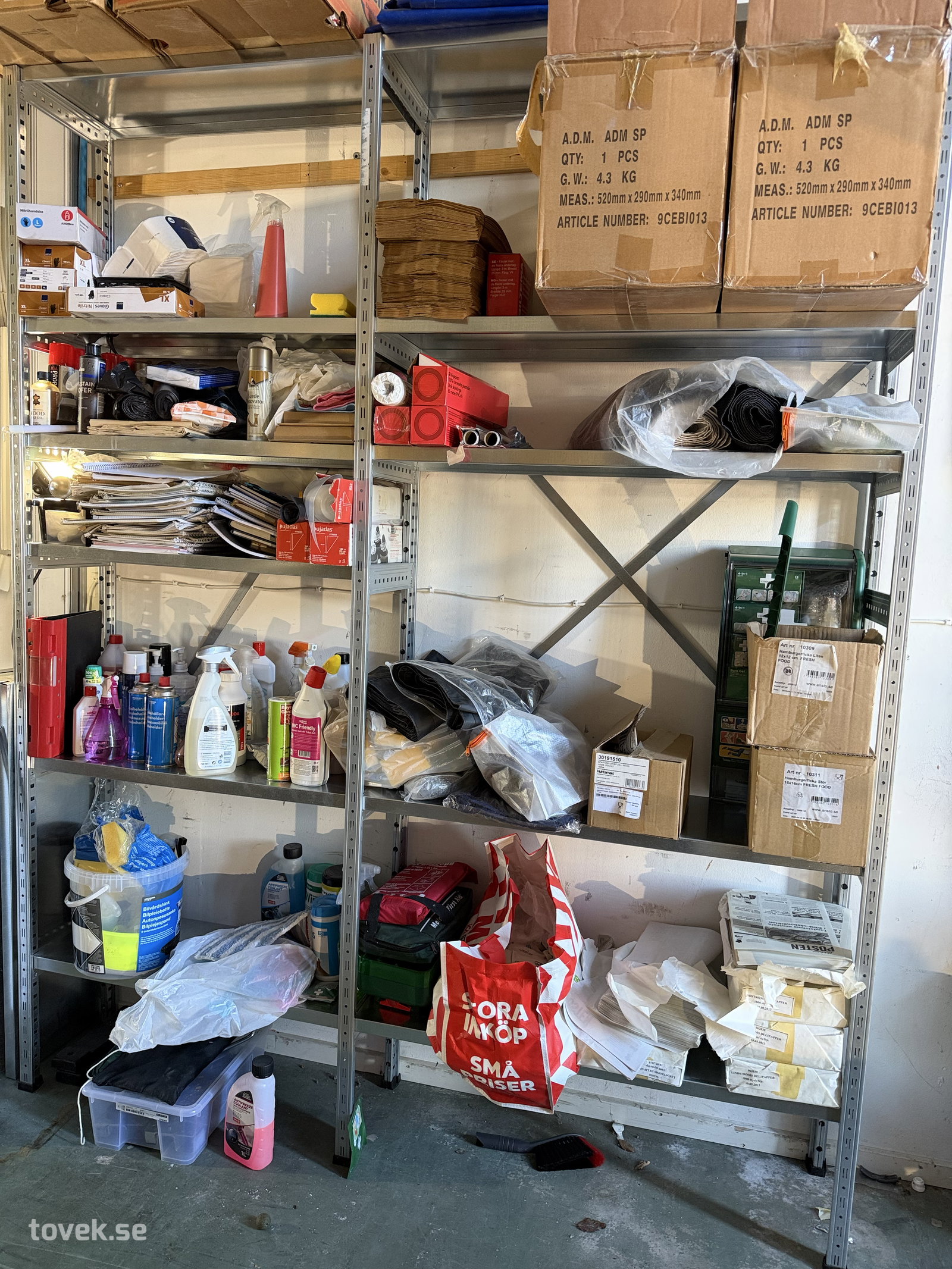 Allt löst i hyllorna på auktion i Helsingborg hos Toveks Auktioner