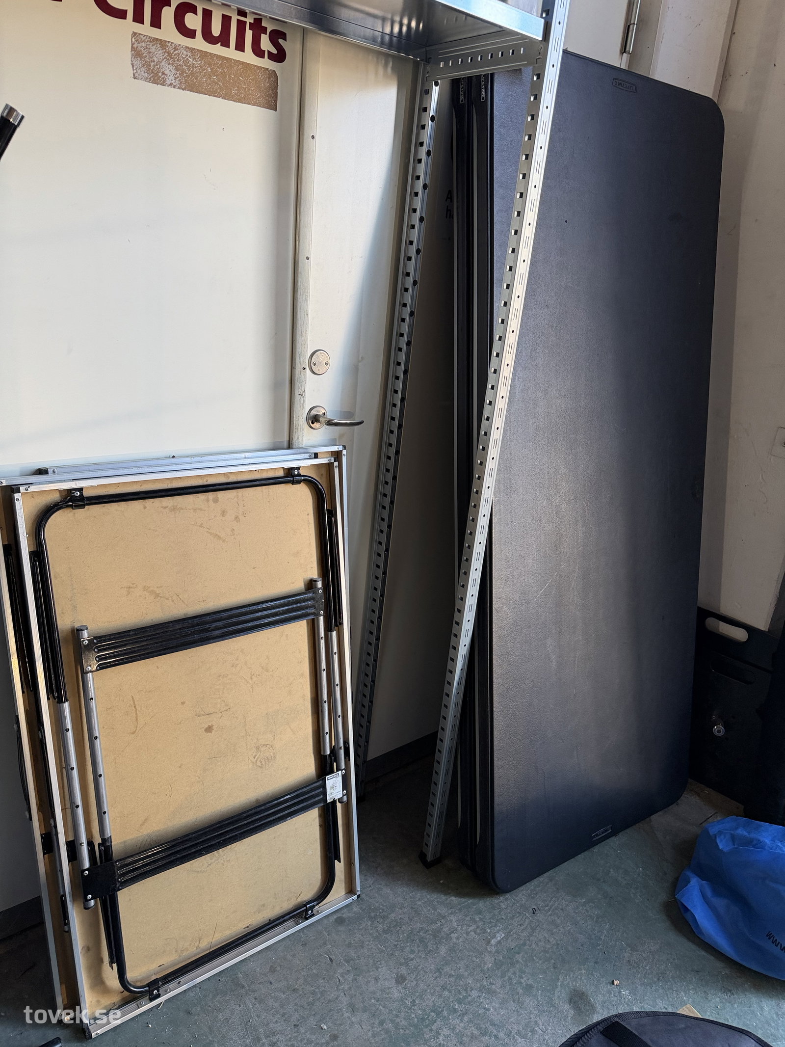 Plastbord olika storlekar på auktion i Helsingborg hos Toveks Auktioner