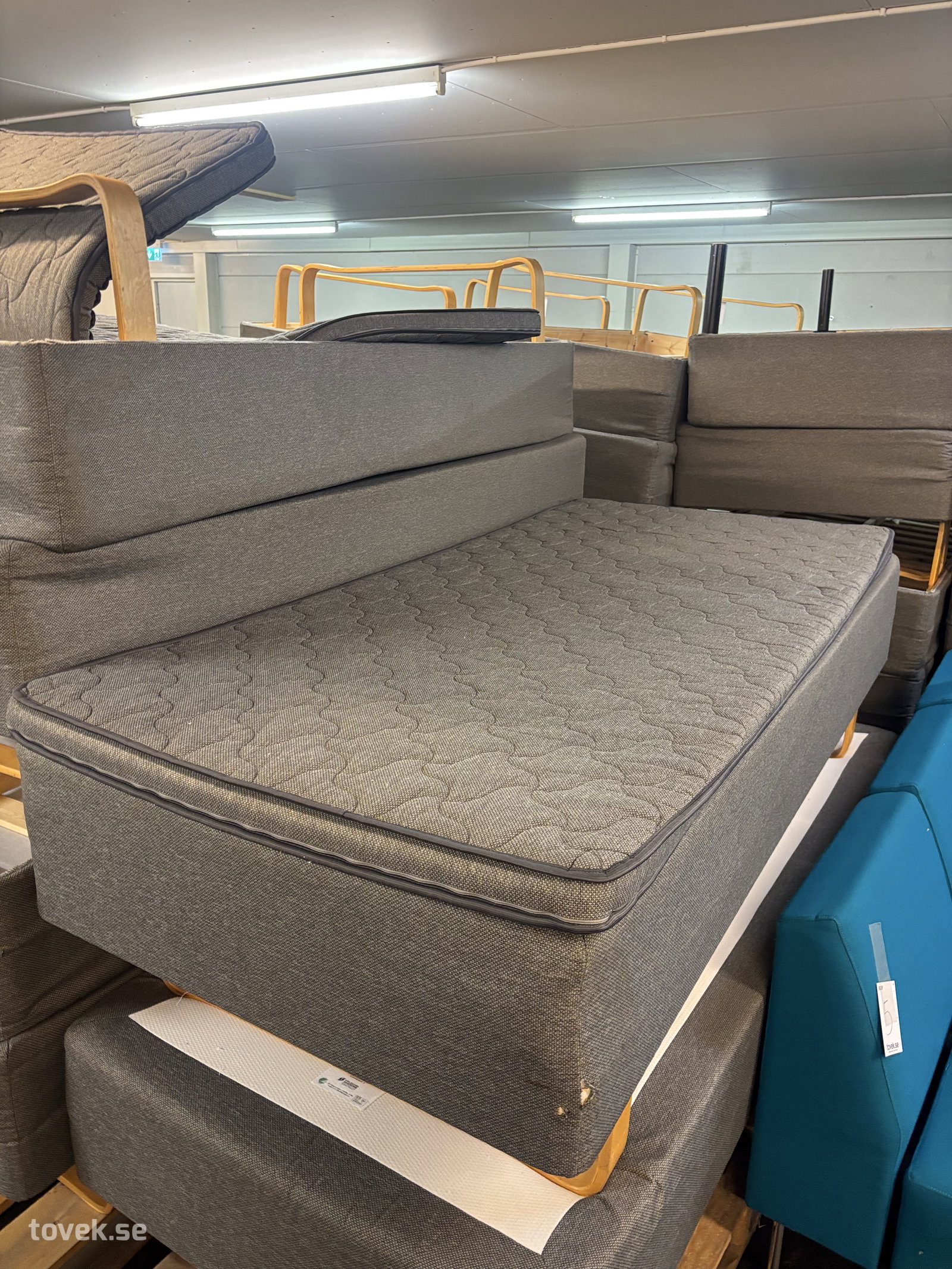 Beg. resårsängar 2st med bäddmadrass 200x90 cm på auktion i Ullared hos Toveks Auktioner