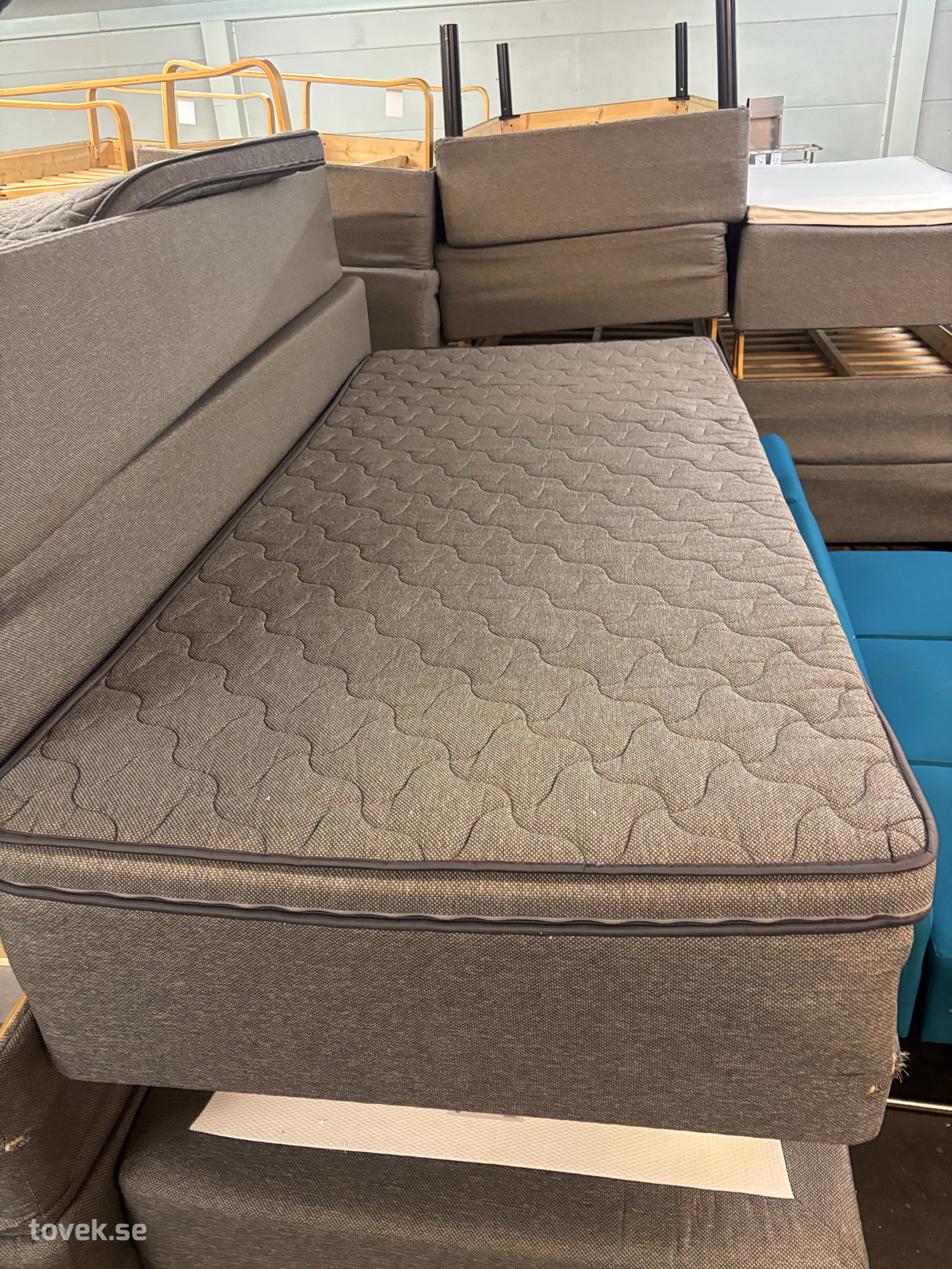 Beg. resårsängar 2st med bäddmadrass 200x90 cm på auktion i Ullared hos Toveks Auktioner