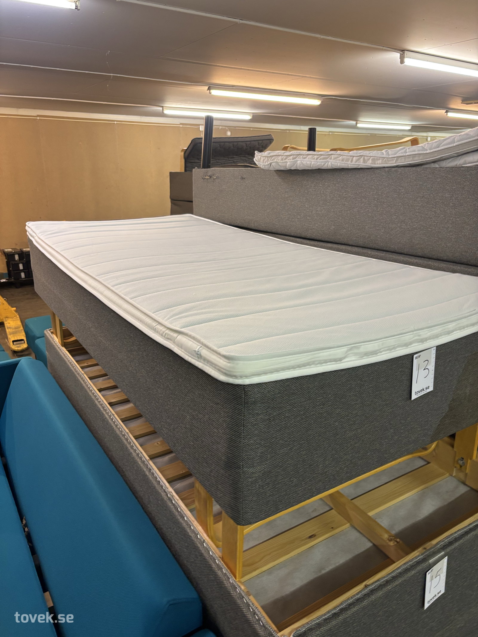 Beg. resårsäng med bäddmadrass 200x90 cm på auktion i Ullared hos Toveks Auktioner