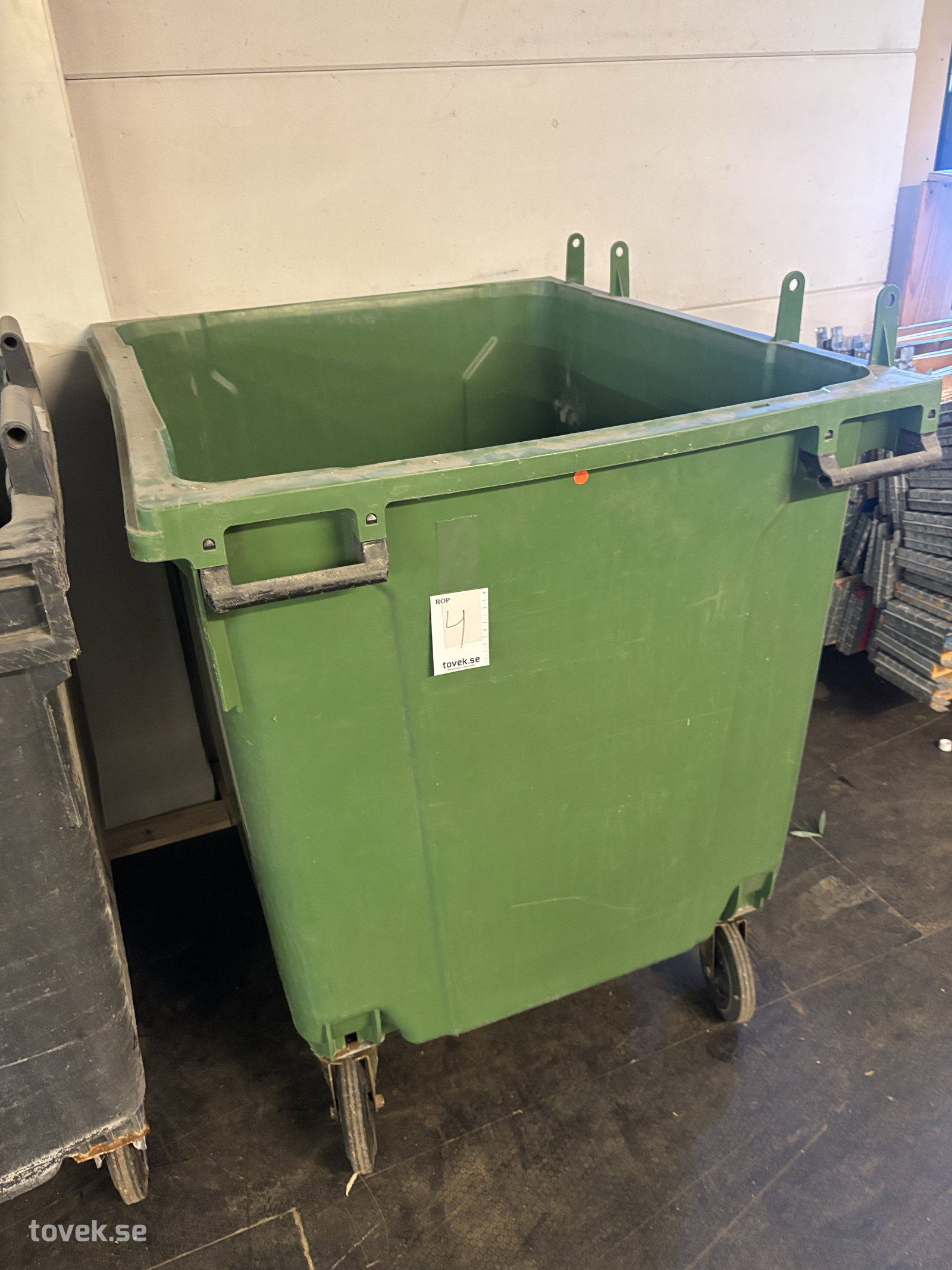 Sopkärl på hjul utan lock på auktion i Ullared hos Toveks Auktioner