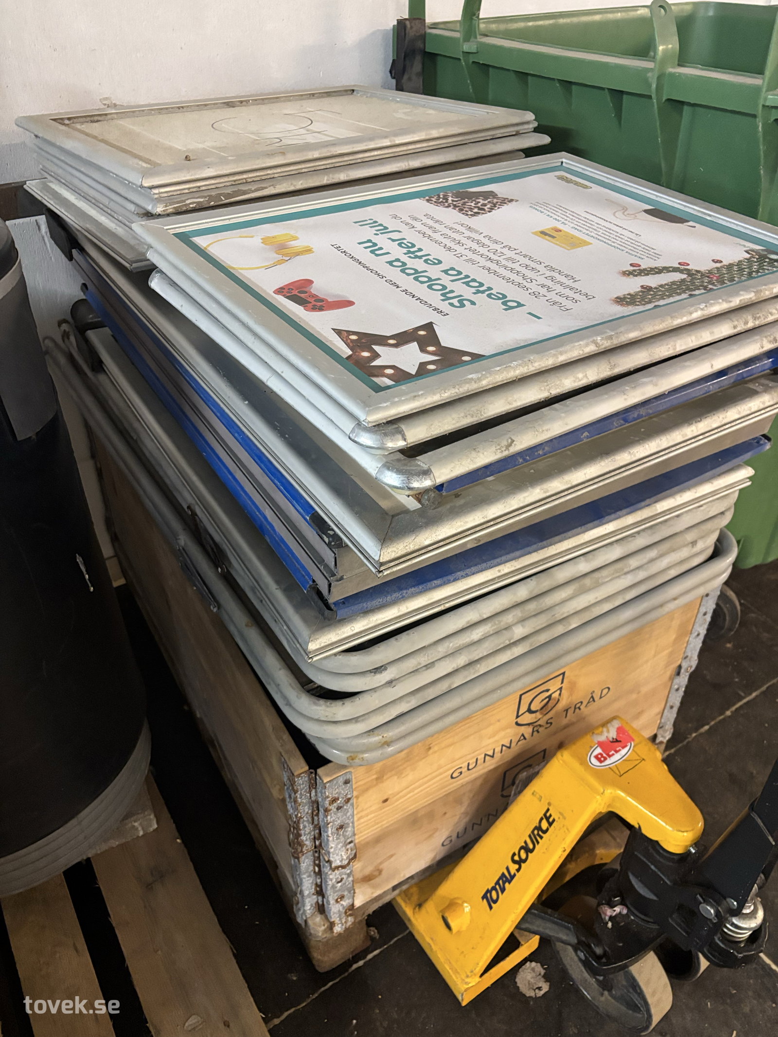 Trottoarpratare 8 st och reklamskyltar på auktion i Ullared hos Toveks Auktioner