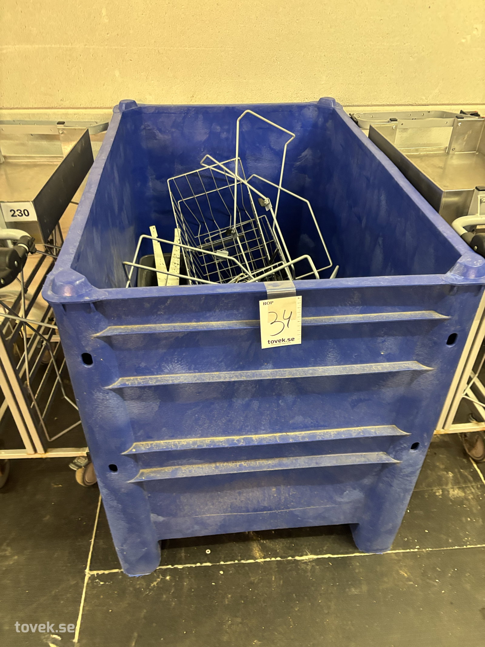 Plastkar med diverse korgar på auktion i Ullared hos Toveks Auktioner
