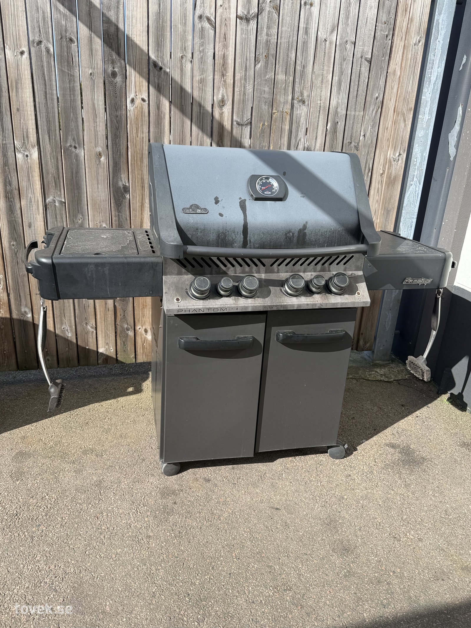 Gasolgrill Napoleon Prestige inkl. gasoltub på auktion i Helsingborg hos Toveks Auktioner