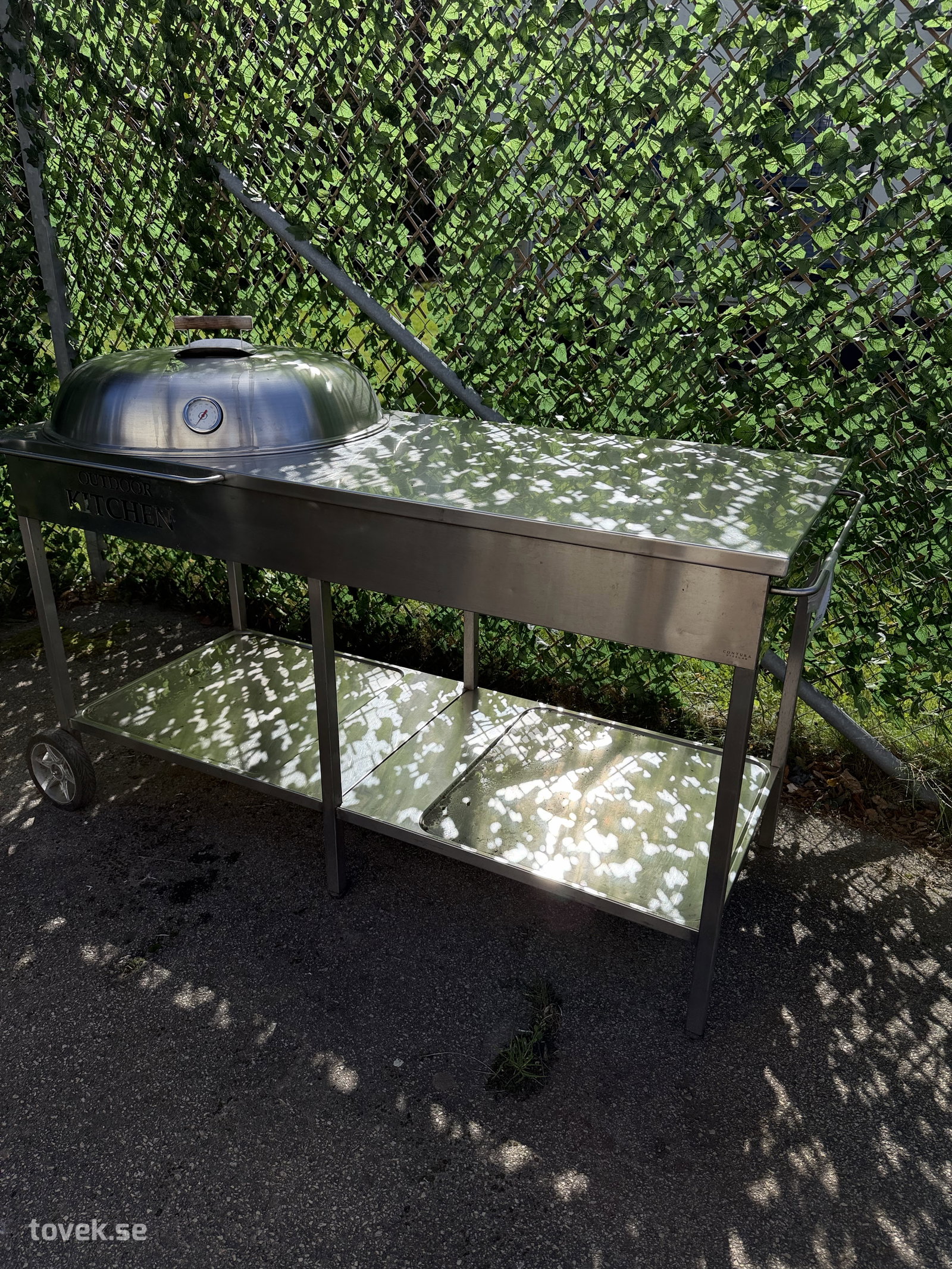 Mobil uteköksvagn i rostfritt utförande, grill saknas på auktion i Helsingborg hos Toveks Auktioner