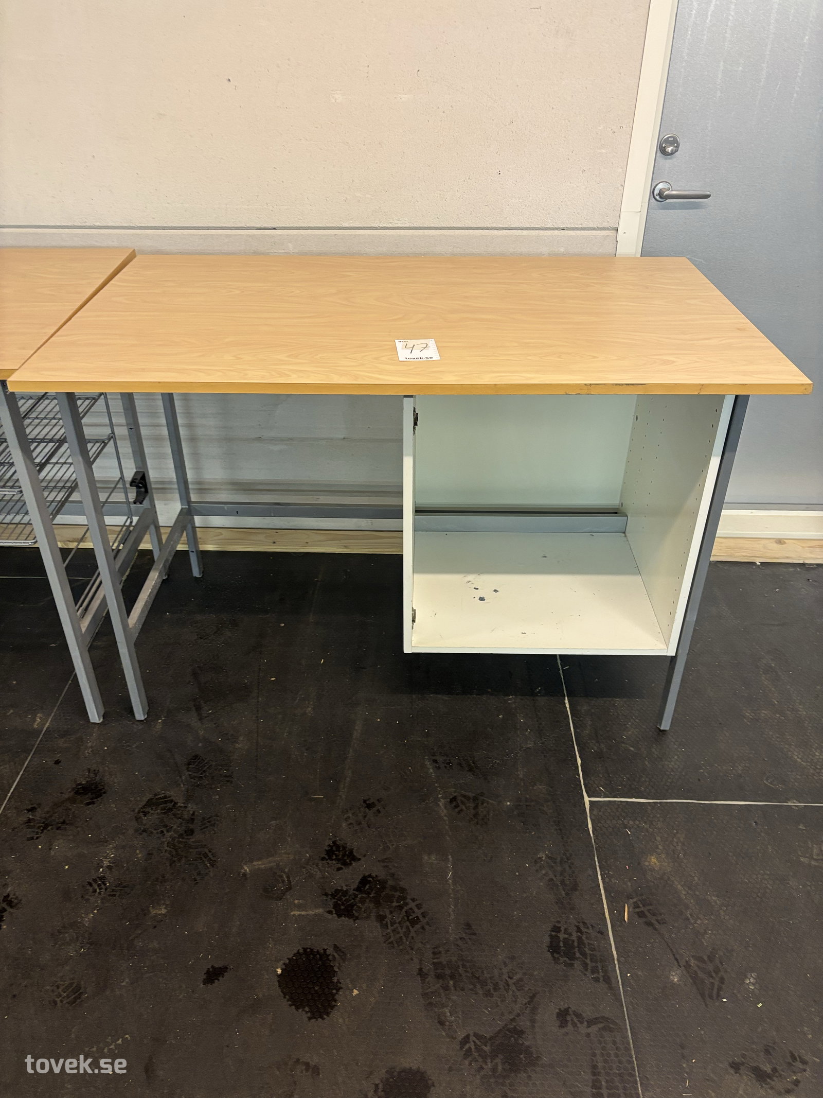 Bänk med skåp på auktion i Ullared hos Toveks Auktioner