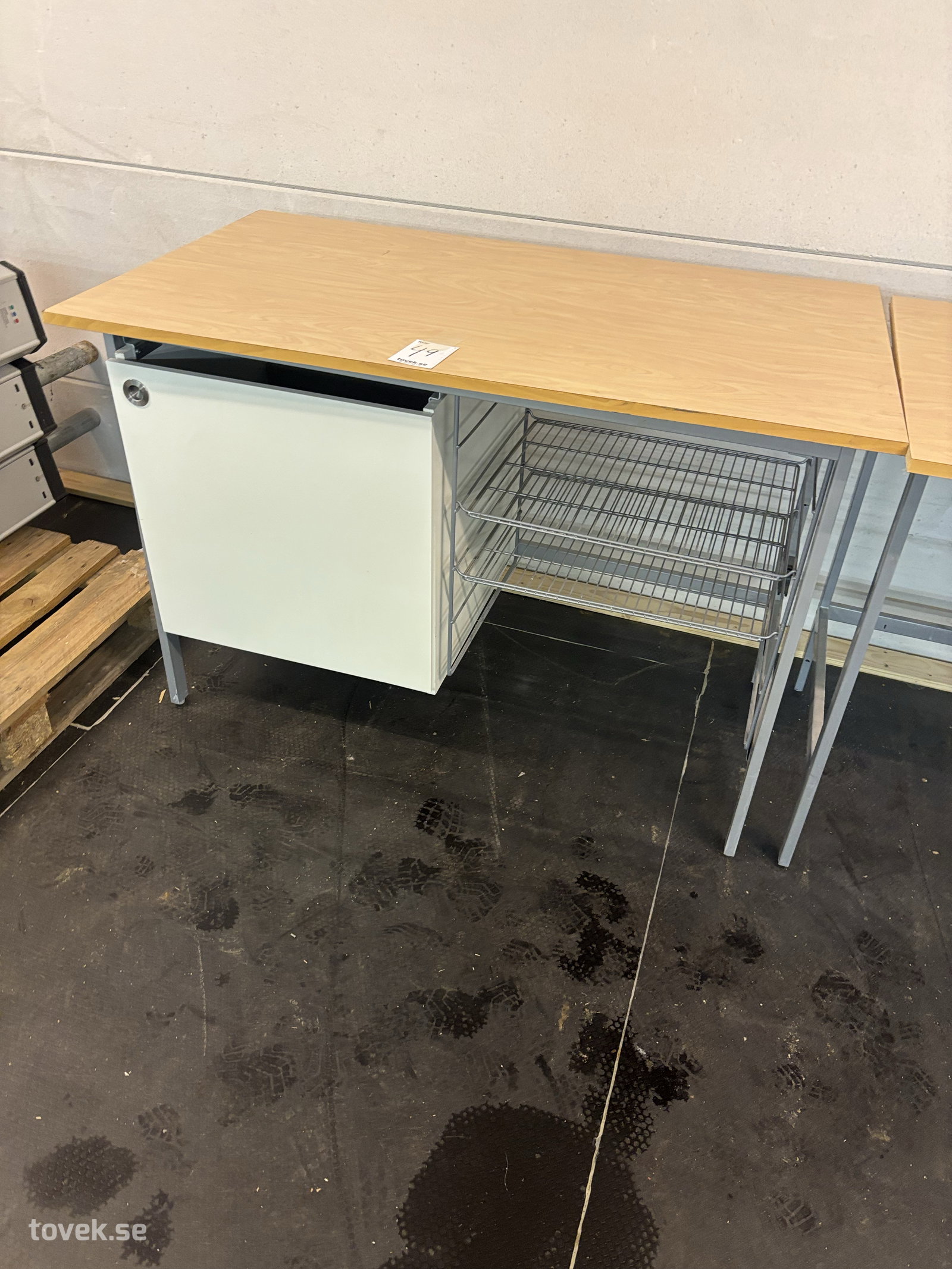 Bänk med skåp på auktion i Ullared hos Toveks Auktioner