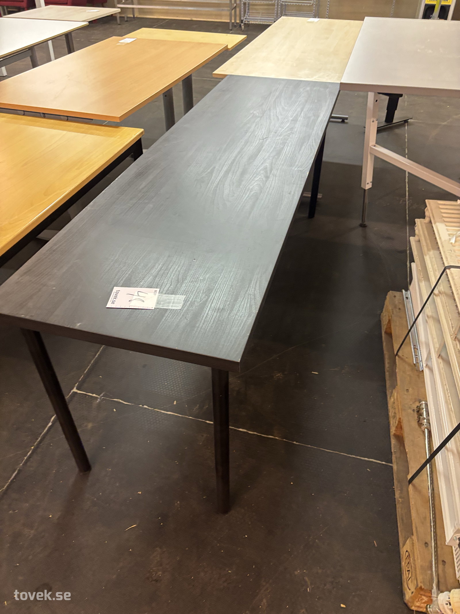 Bord svart 200x60 cm på auktion i Ullared hos Toveks Auktioner