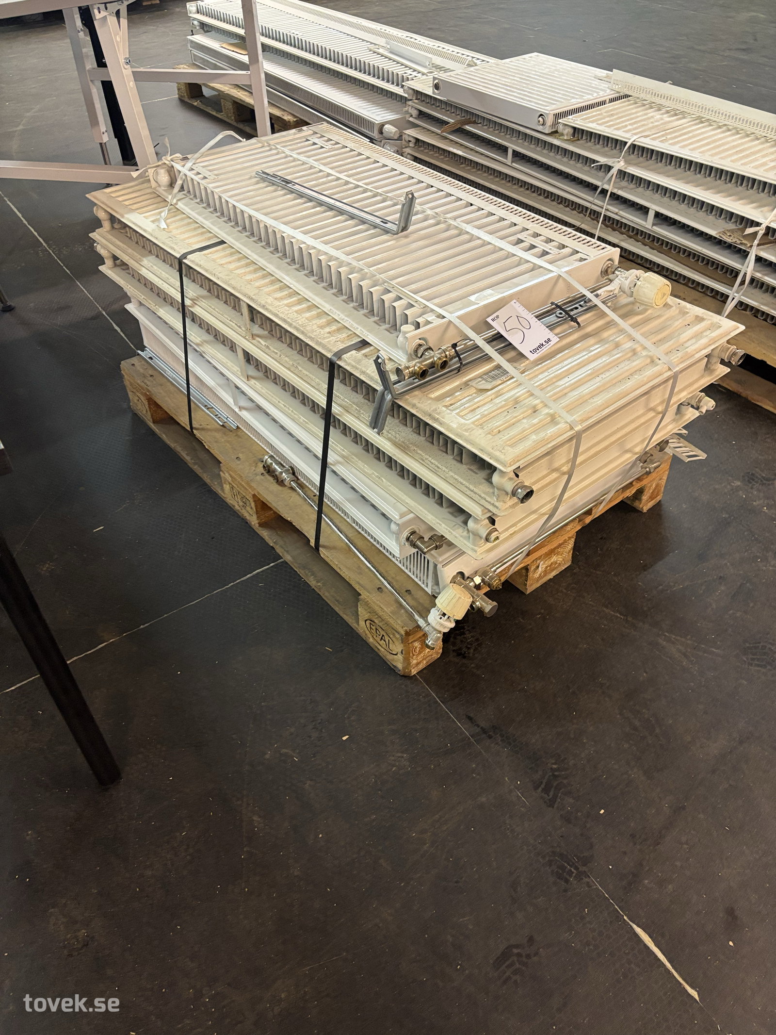 Radiatorer 5 st olika storlek på auktion i Ullared hos Toveks Auktioner