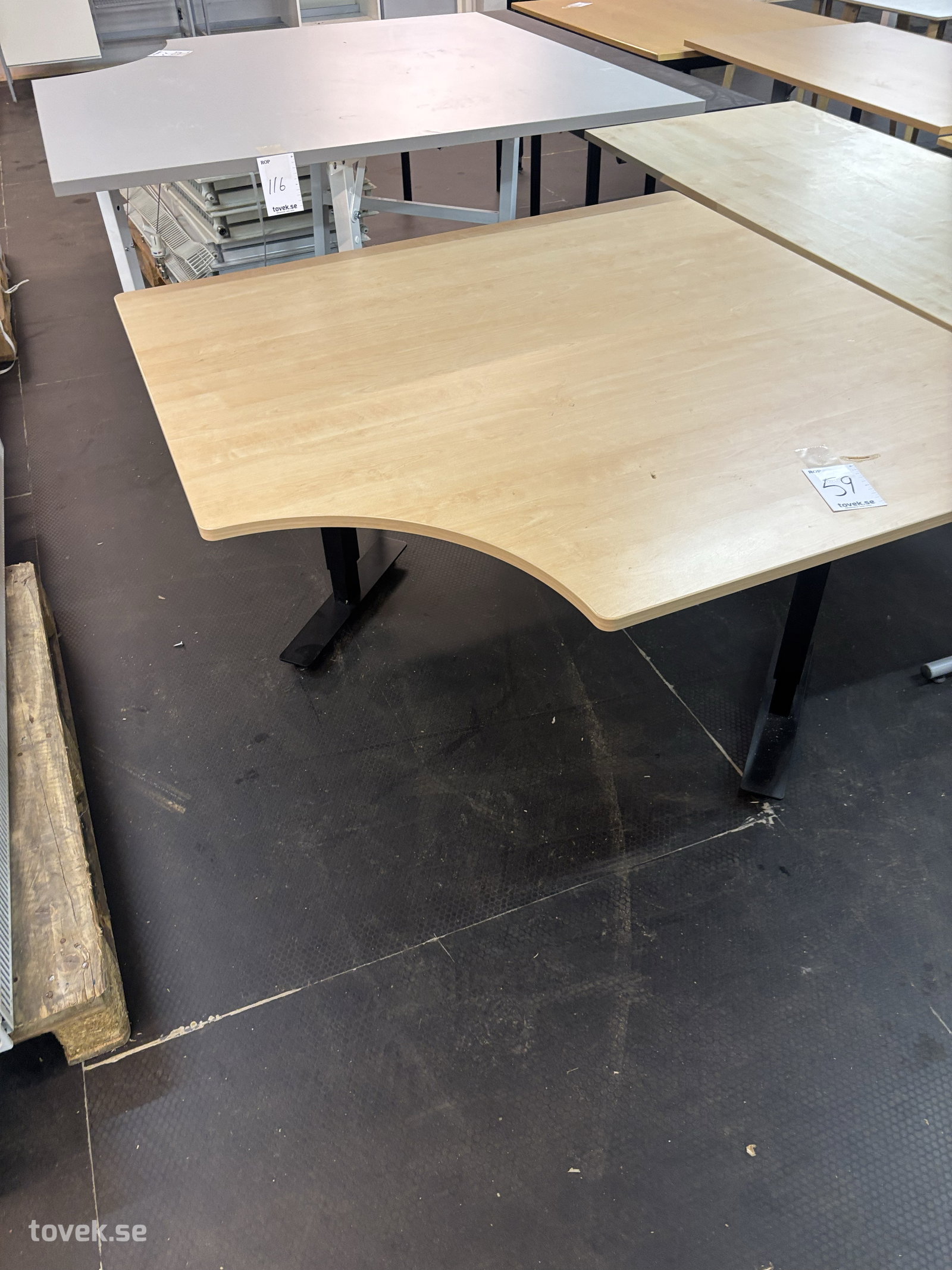 Skrivbord 130x130 cm på auktion i Ullared hos Toveks Auktioner
