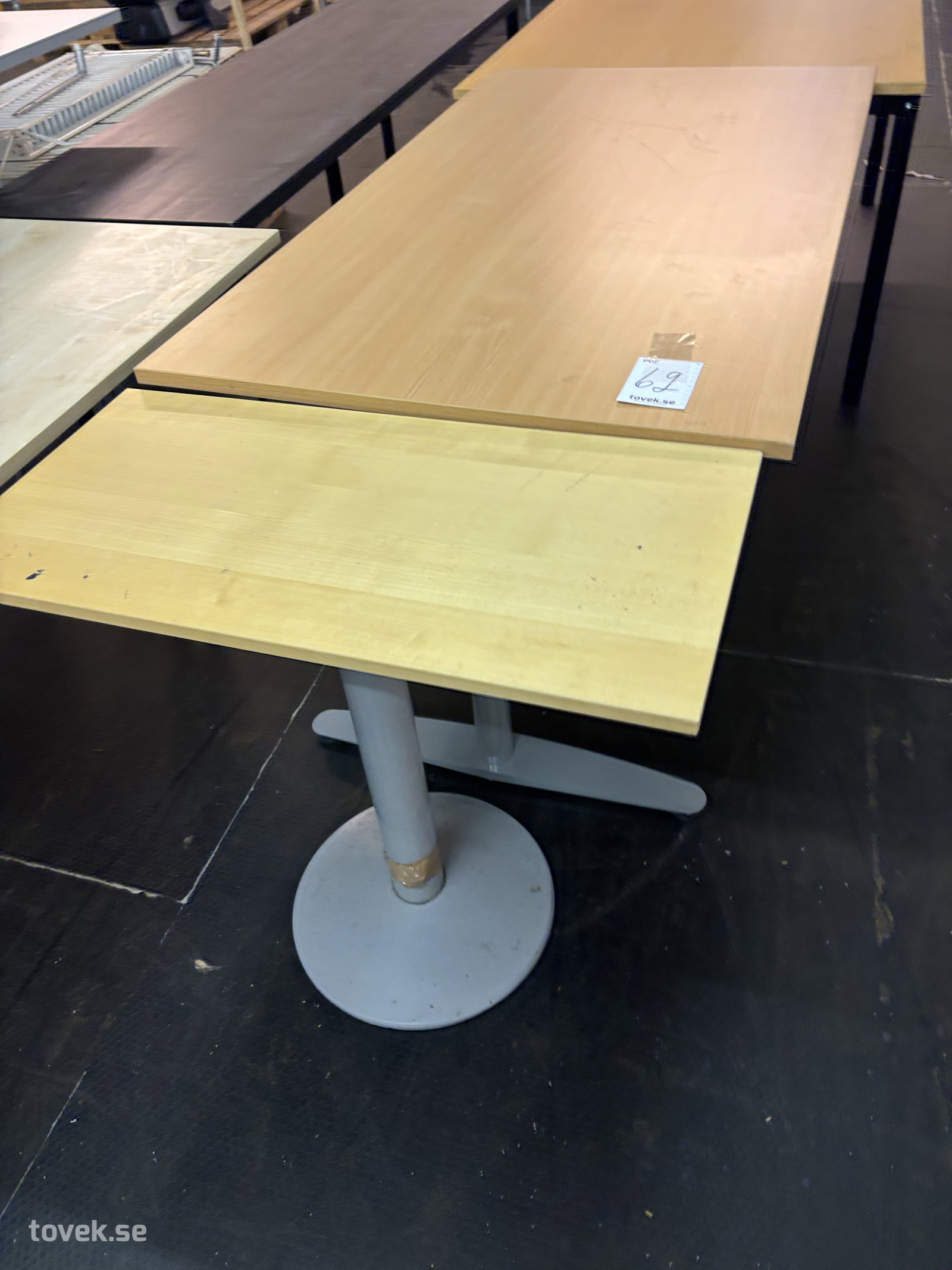 Bord 2 st 140x80 samt 78x38 cm på auktion i Ullared hos Toveks Auktioner