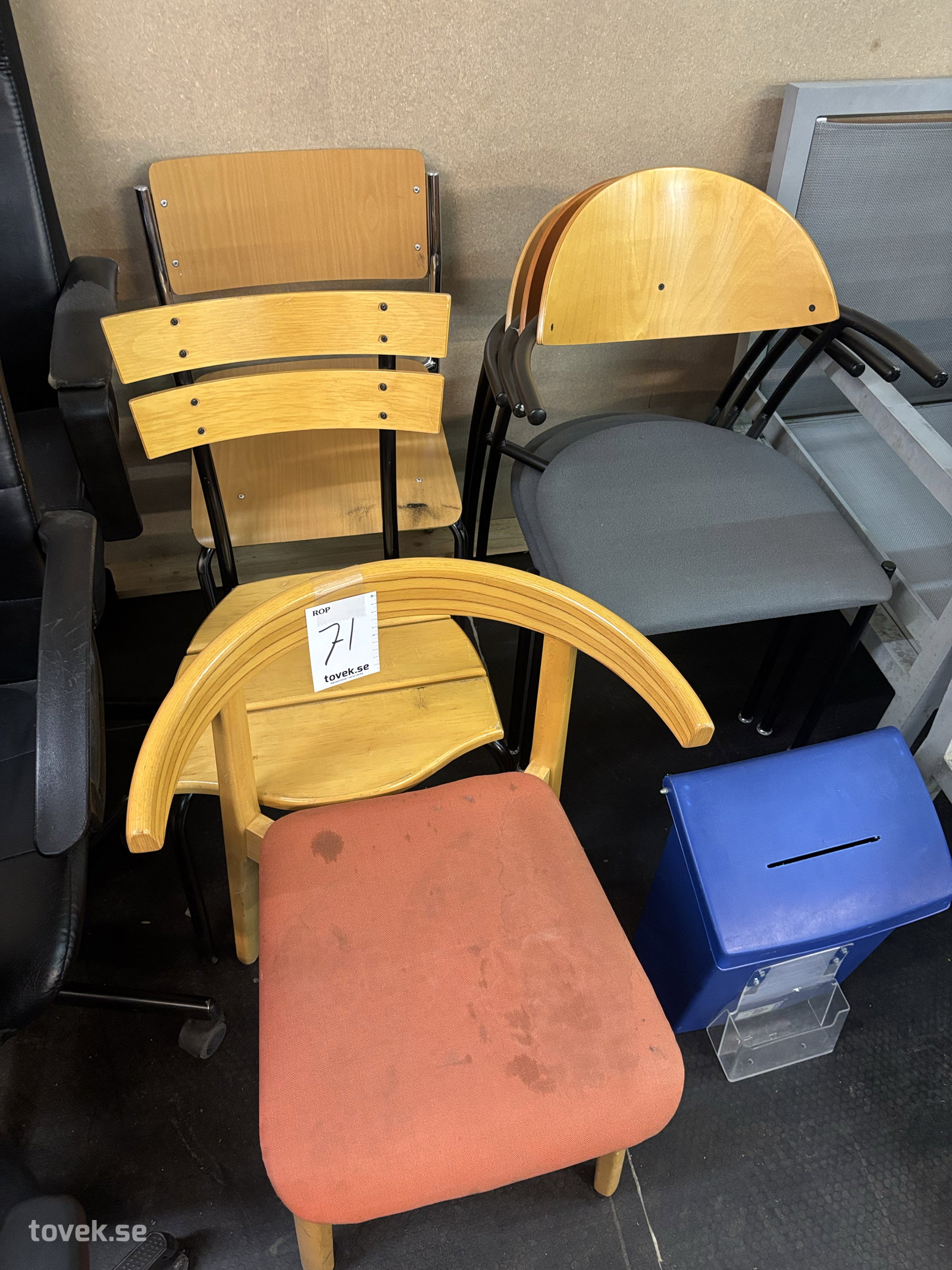 Stolar 6 st olika modeller på auktion i Ullared hos Toveks Auktioner