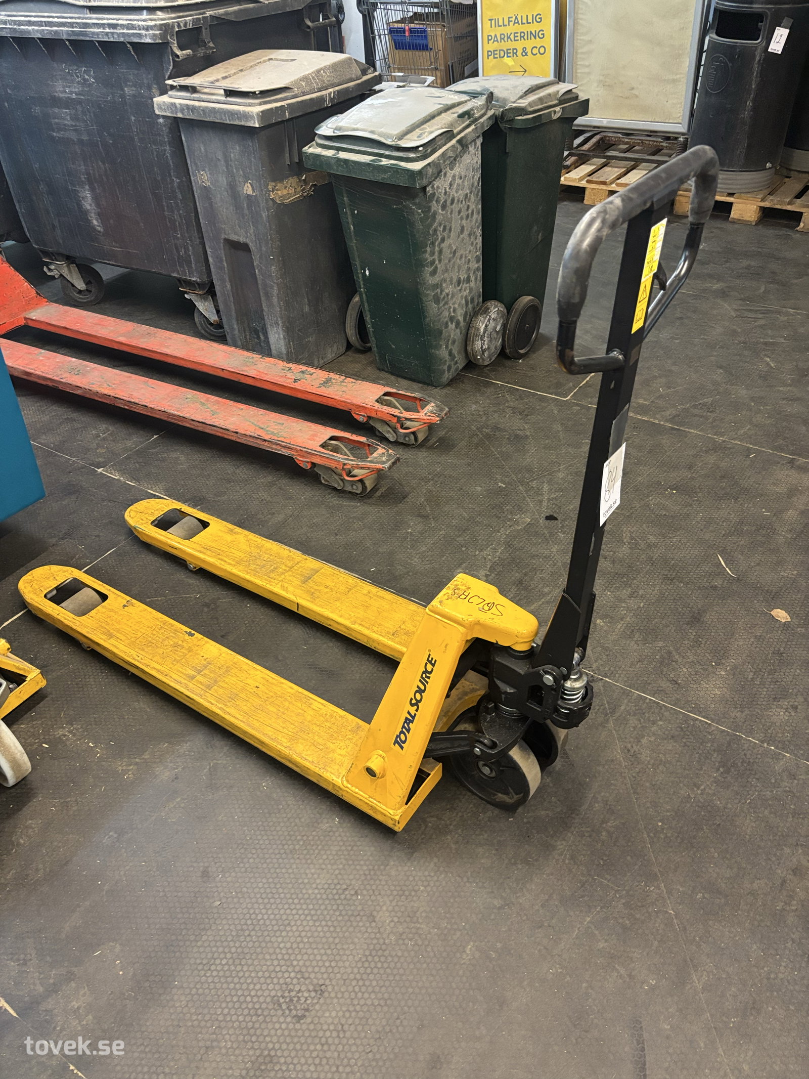 Handtruck total Service, defekt, höjer sakta på auktion i Ullared hos Toveks Auktioner