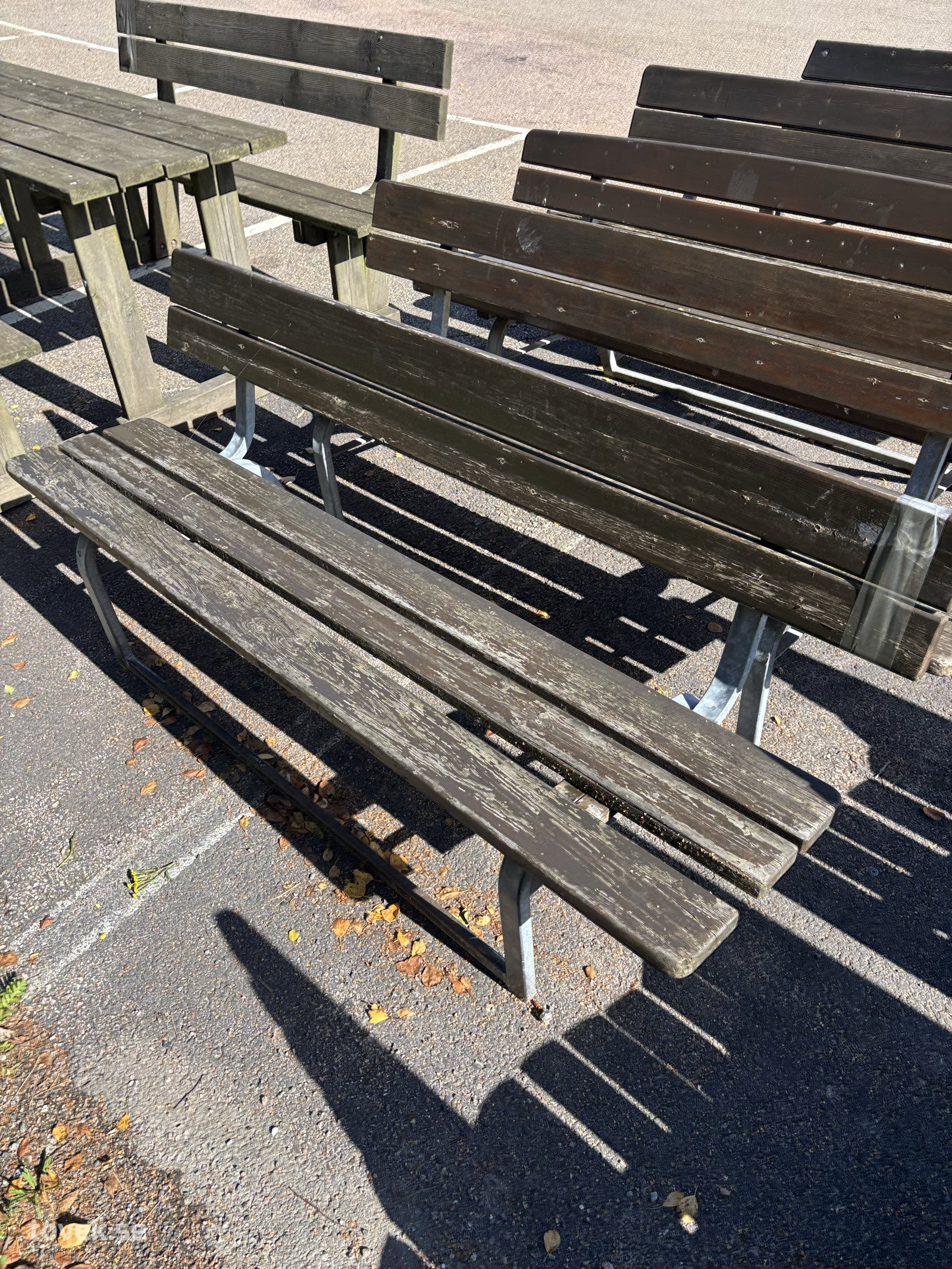 Bänkar 2 st med metallfot på auktion i Ullared hos Toveks Auktioner