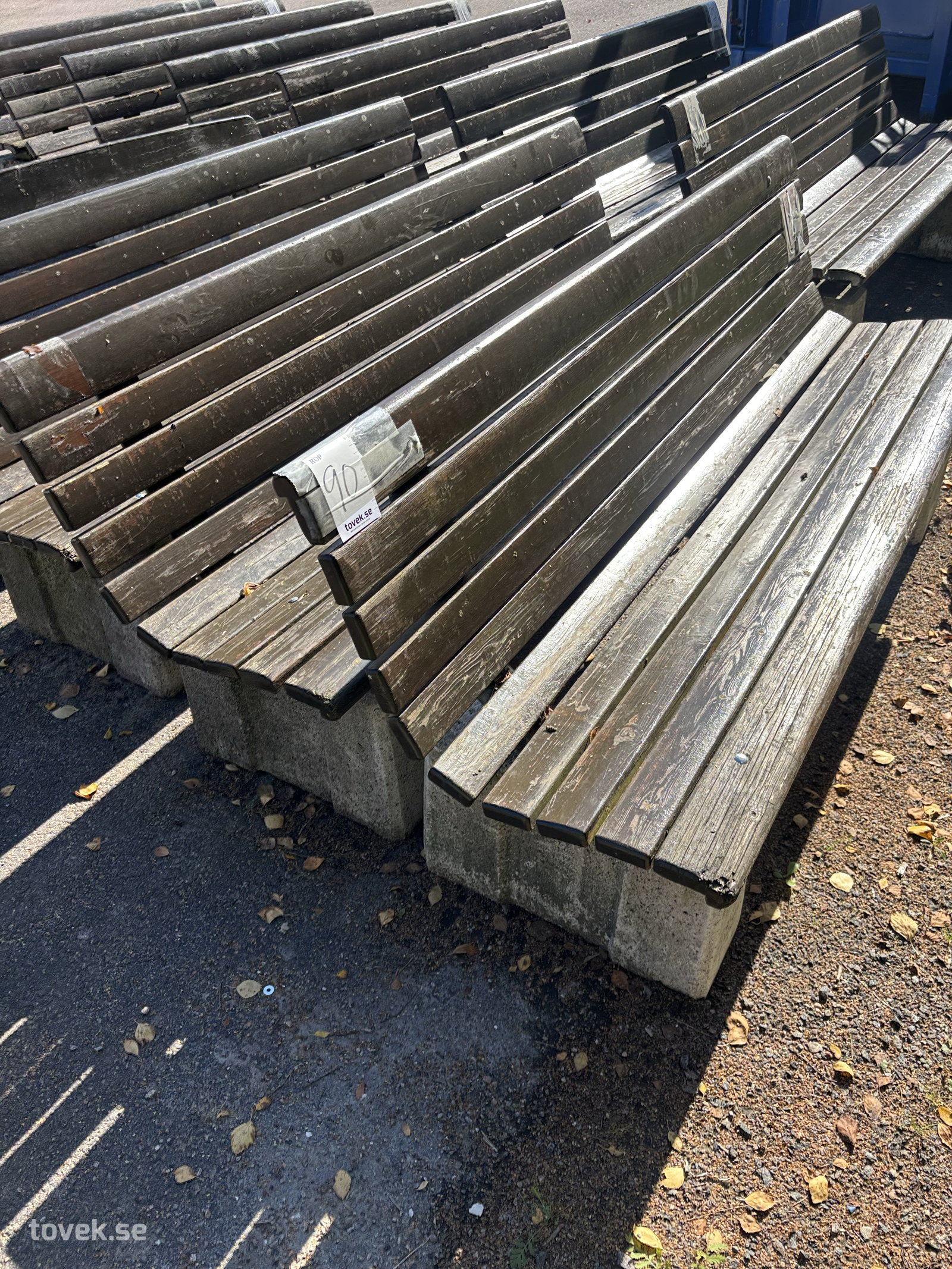 Bänkar 2 st med betongfot på auktion i Ullared hos Toveks Auktioner