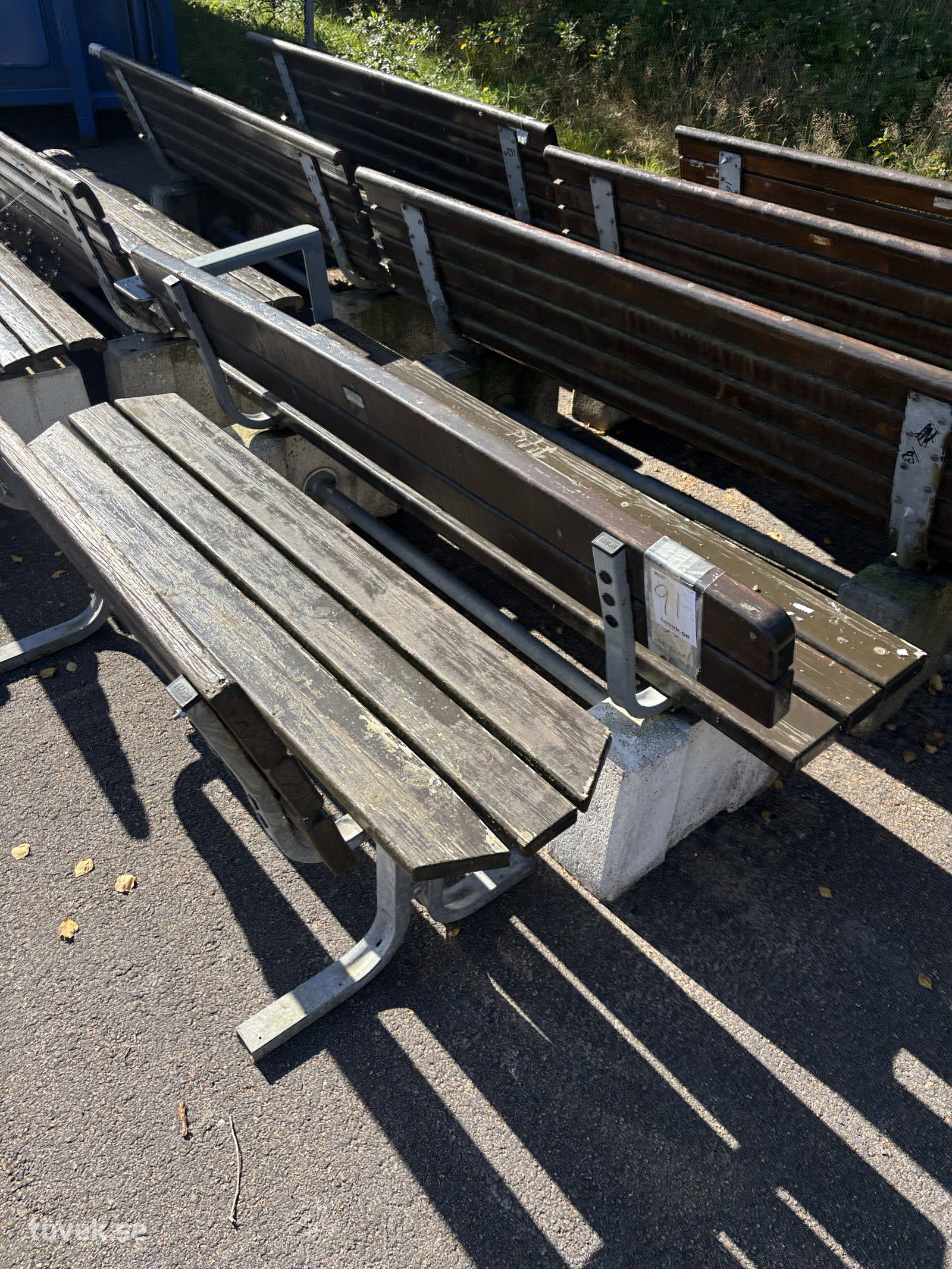 Bänkar 3 st olika modeller på auktion i Ullared hos Toveks Auktioner