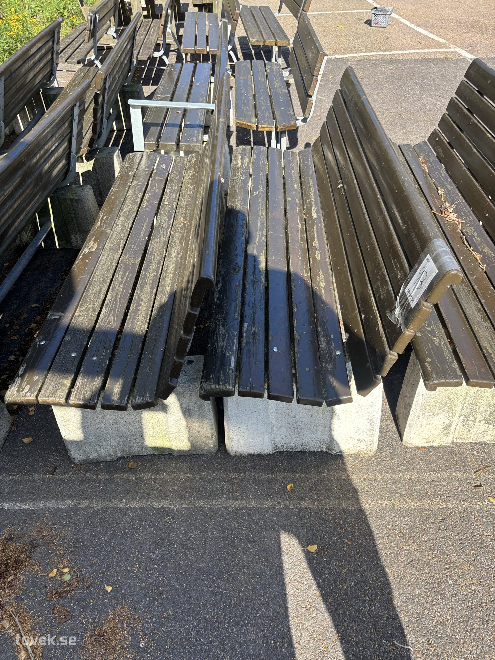 Bänkar med betongfot 2 st på auktion i Ullared hos Toveks Auktioner