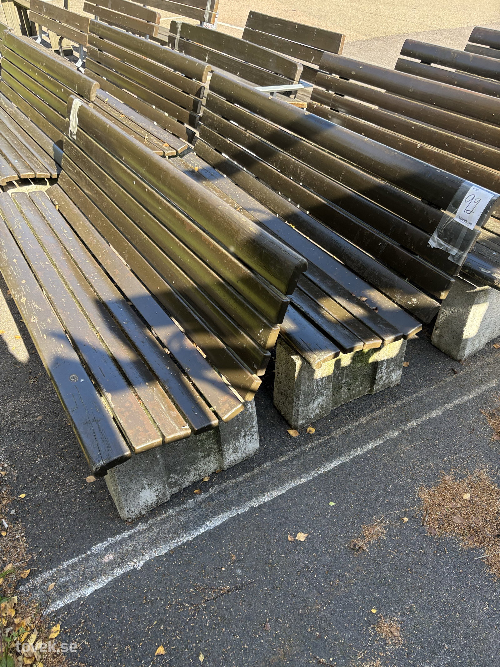 Bänkar med betongfot 2 st på auktion i Ullared hos Toveks Auktioner