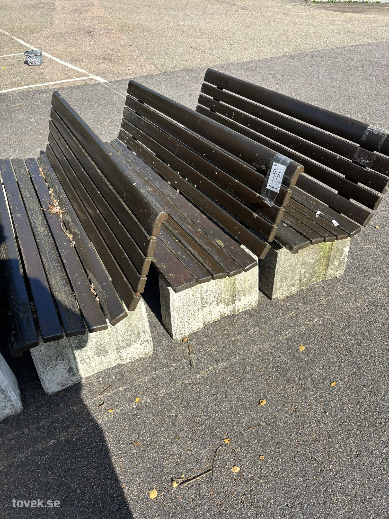 Bänkar med betongfot 3 st på auktion i Ullared hos Toveks Auktioner