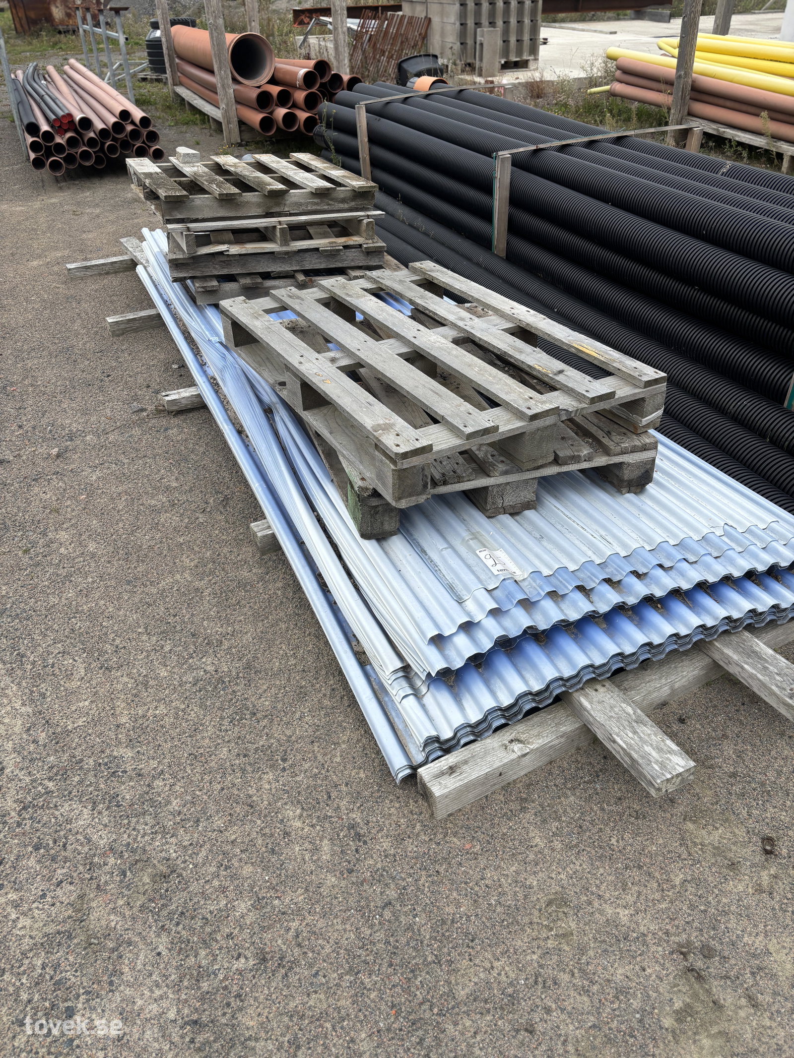 Plasttak 3500x1100 ca 55st, något defekta på auktion i Falkenberg hos Toveks Auktioner